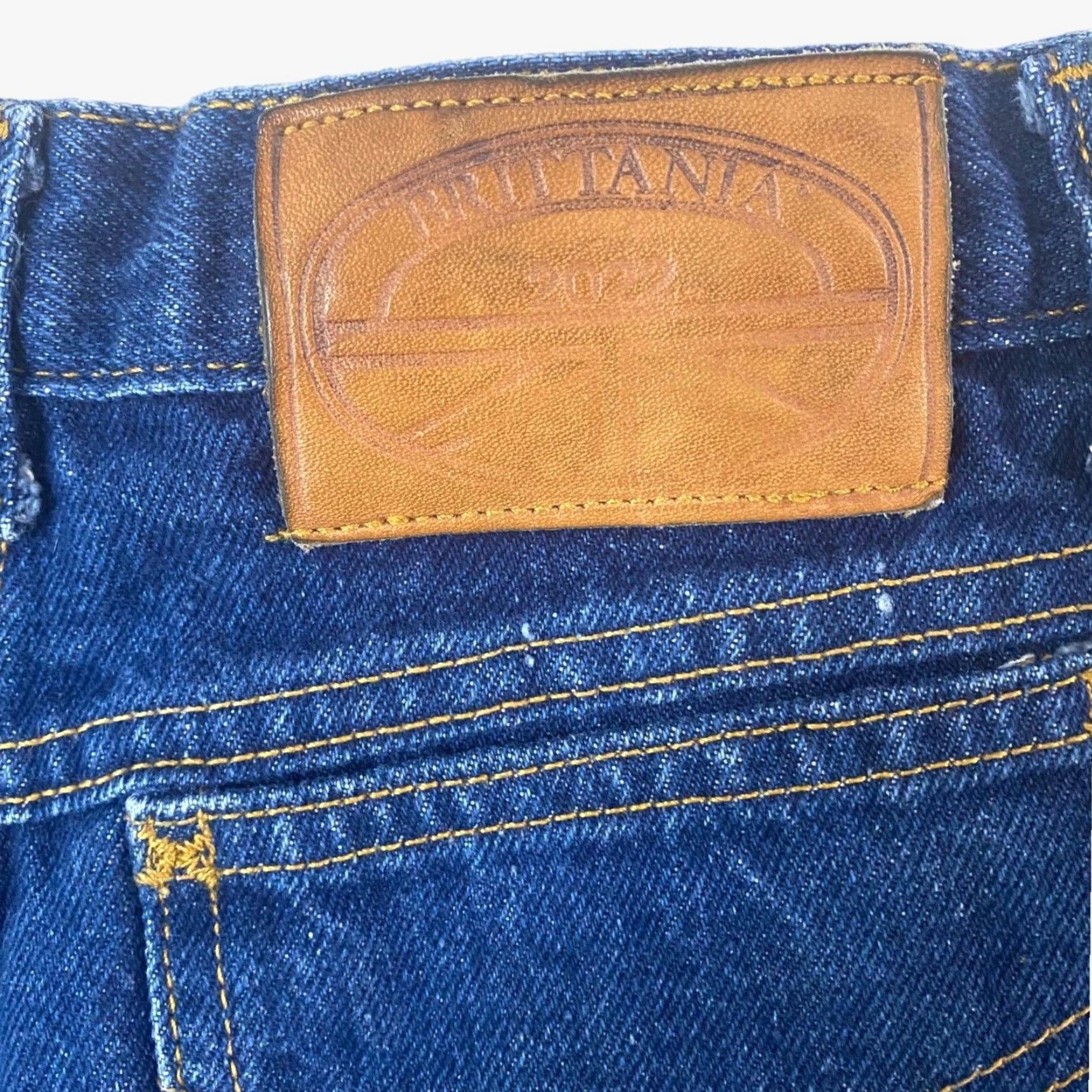 Vintage VINTAGE Brittania High-Waisted Jeans Shorts Womens 5 Blue Medium Wash Raw Hem Denim United States 100% Cotton Womens Brittanya? Size 27" / US 4 / IT 40 - 7 Thumbnail