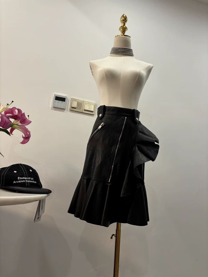 Alexander McQueen Black Leather Skirt with Ruffles and Zipper- DMC Size US 38 / EU 54 - 1 Thumbnail