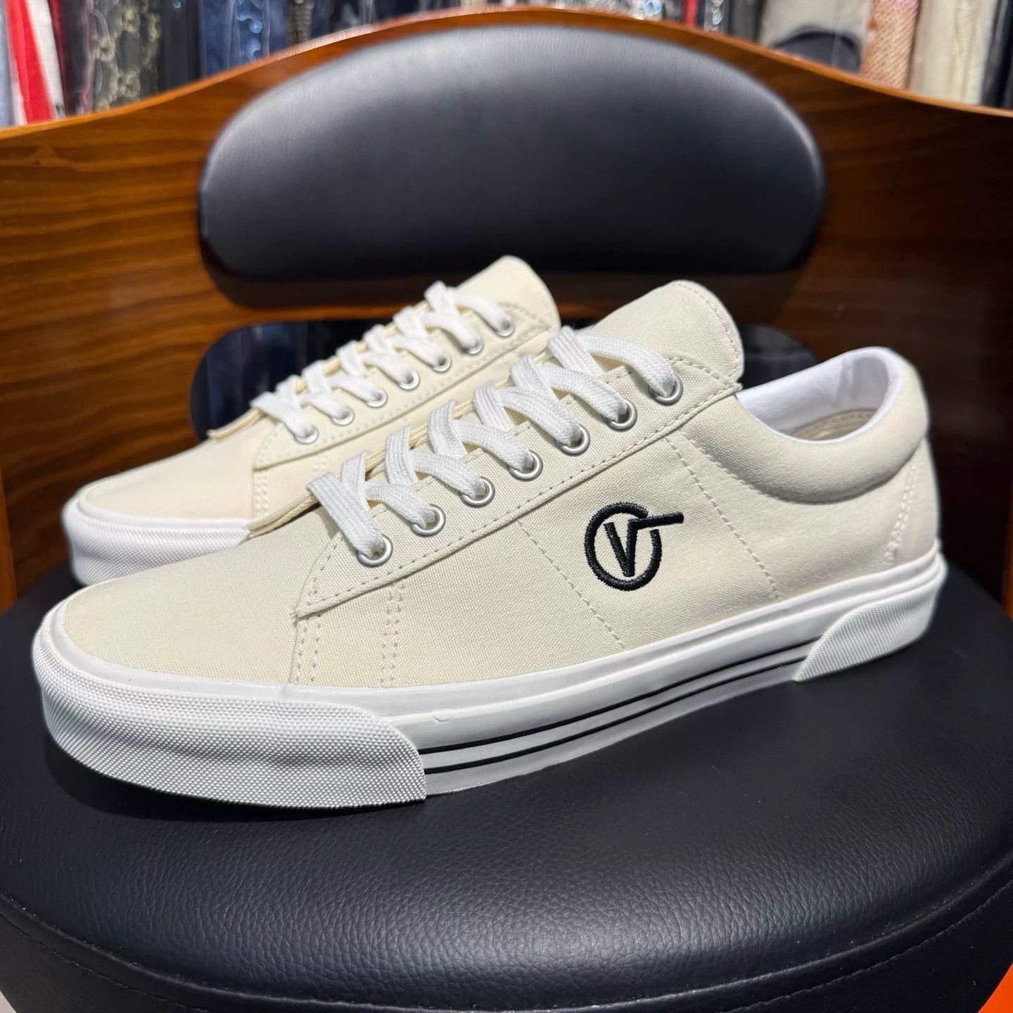 Vans Vans Retro White Lowtop Sneakers 43 Men Size US 10 / EU 43 - 1 Thumbnail