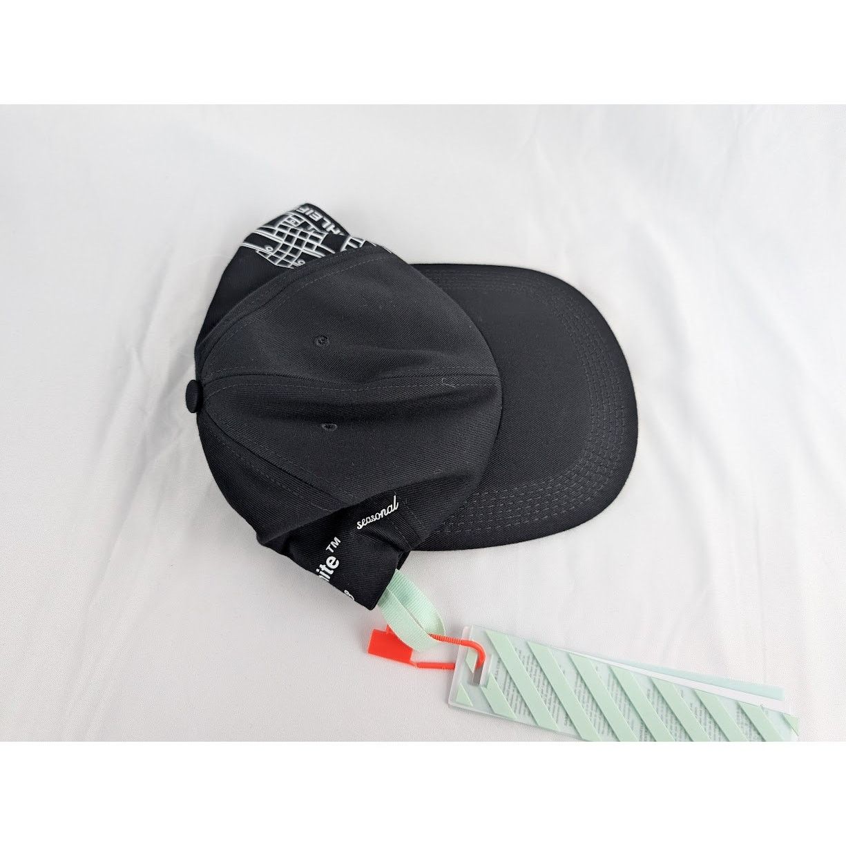 Off-White o1rshd1 Size: OS / Baseball Cap in Black / White Size ONE SIZE - 4 Thumbnail