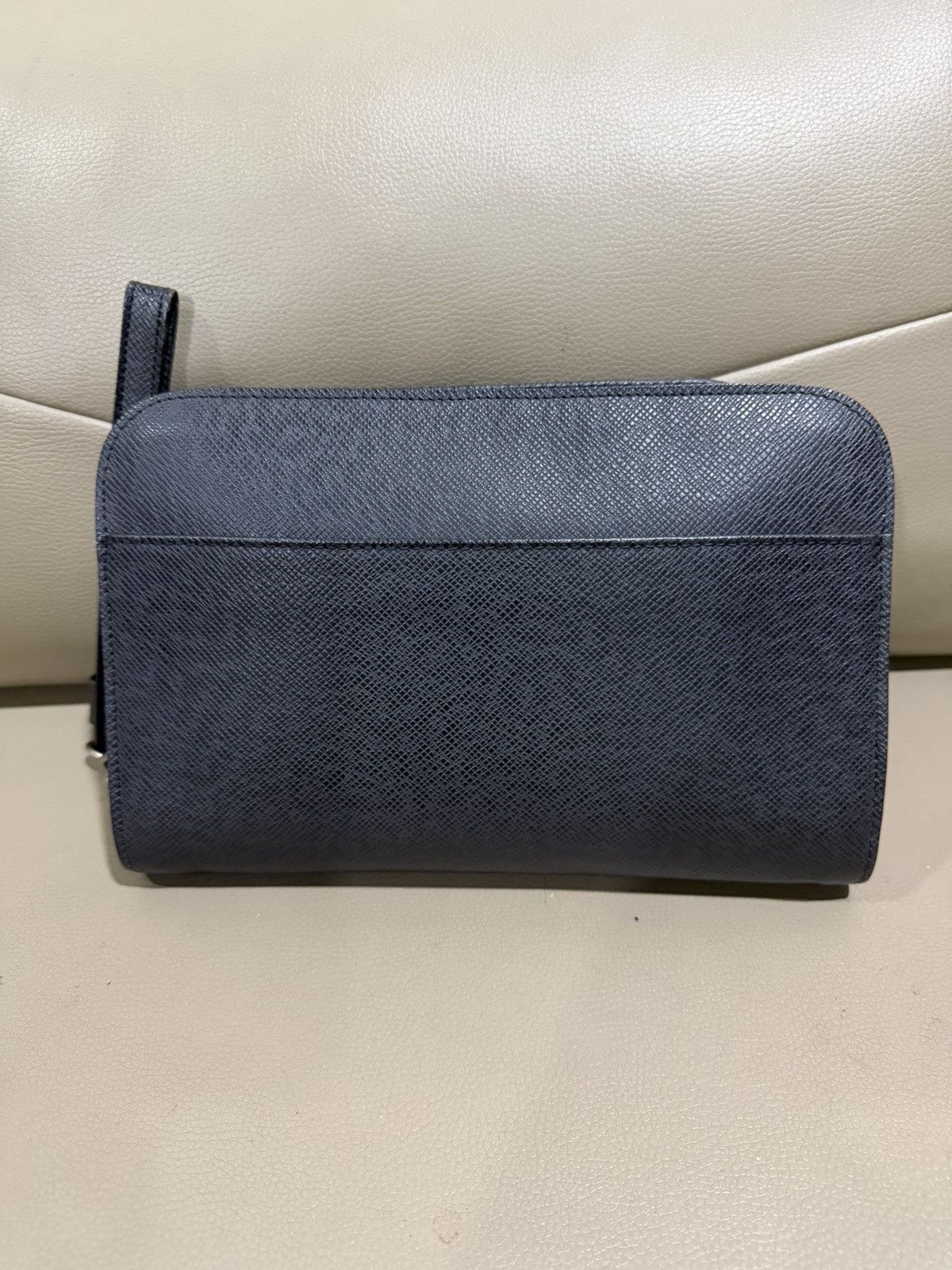 Louis Vuitton Authentic Louis Vuitton Taiga Black Clutch Size ONE SIZE - 2 Thumbnail