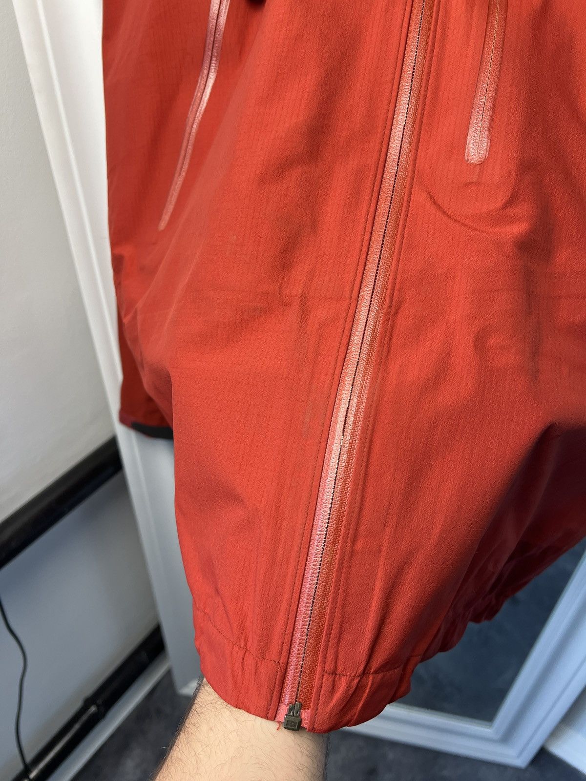 Arc'teryx × Vintage Arc’teryx Alpha SV Gore-Tex XCR Jacket Red Size L Canada Size US L / EU 52-54 / 3 - 11 Thumbnail
