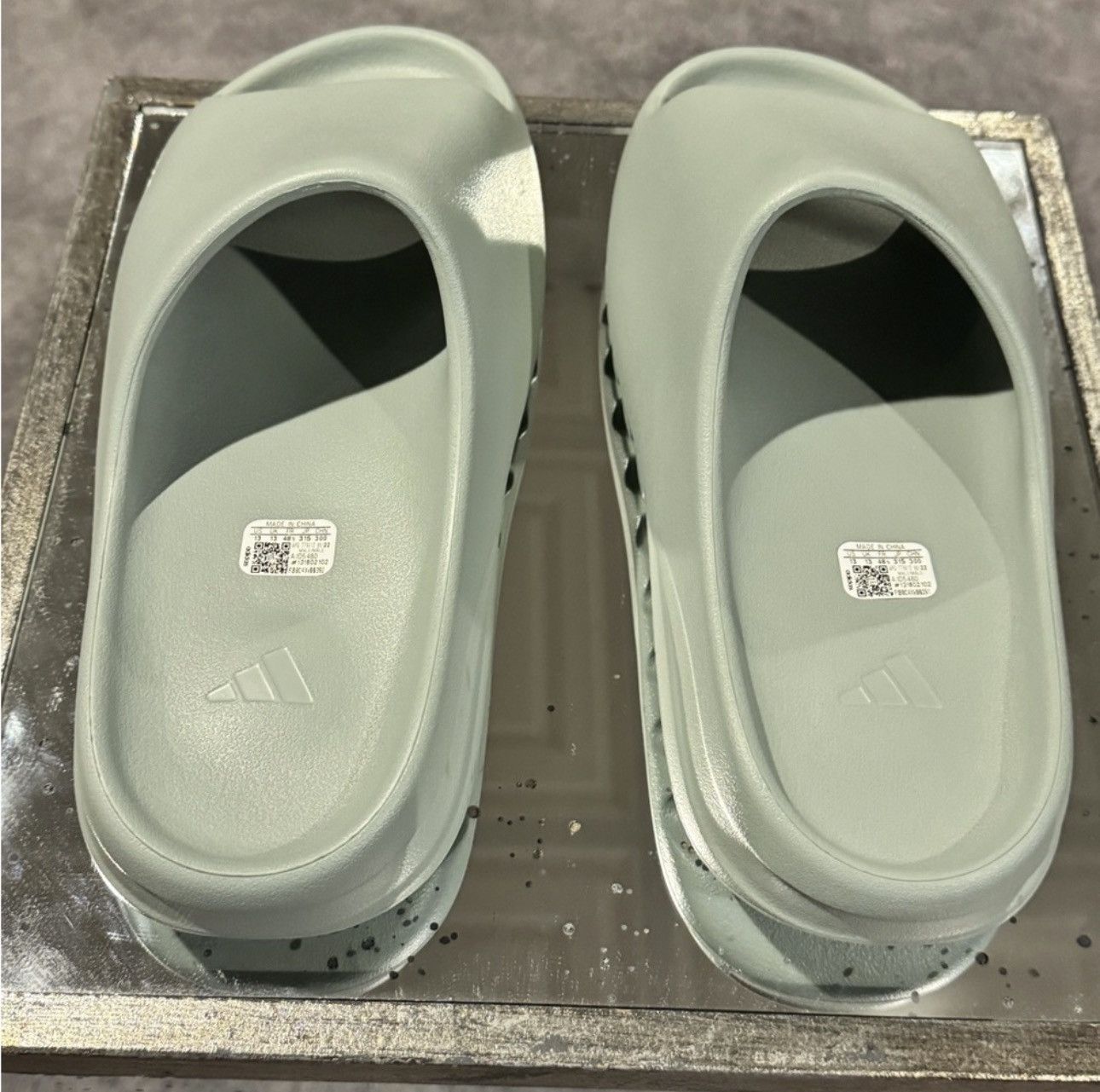 Yeezy Yeezy Slides Size US 13 / EU 46 - 3 Thumbnail