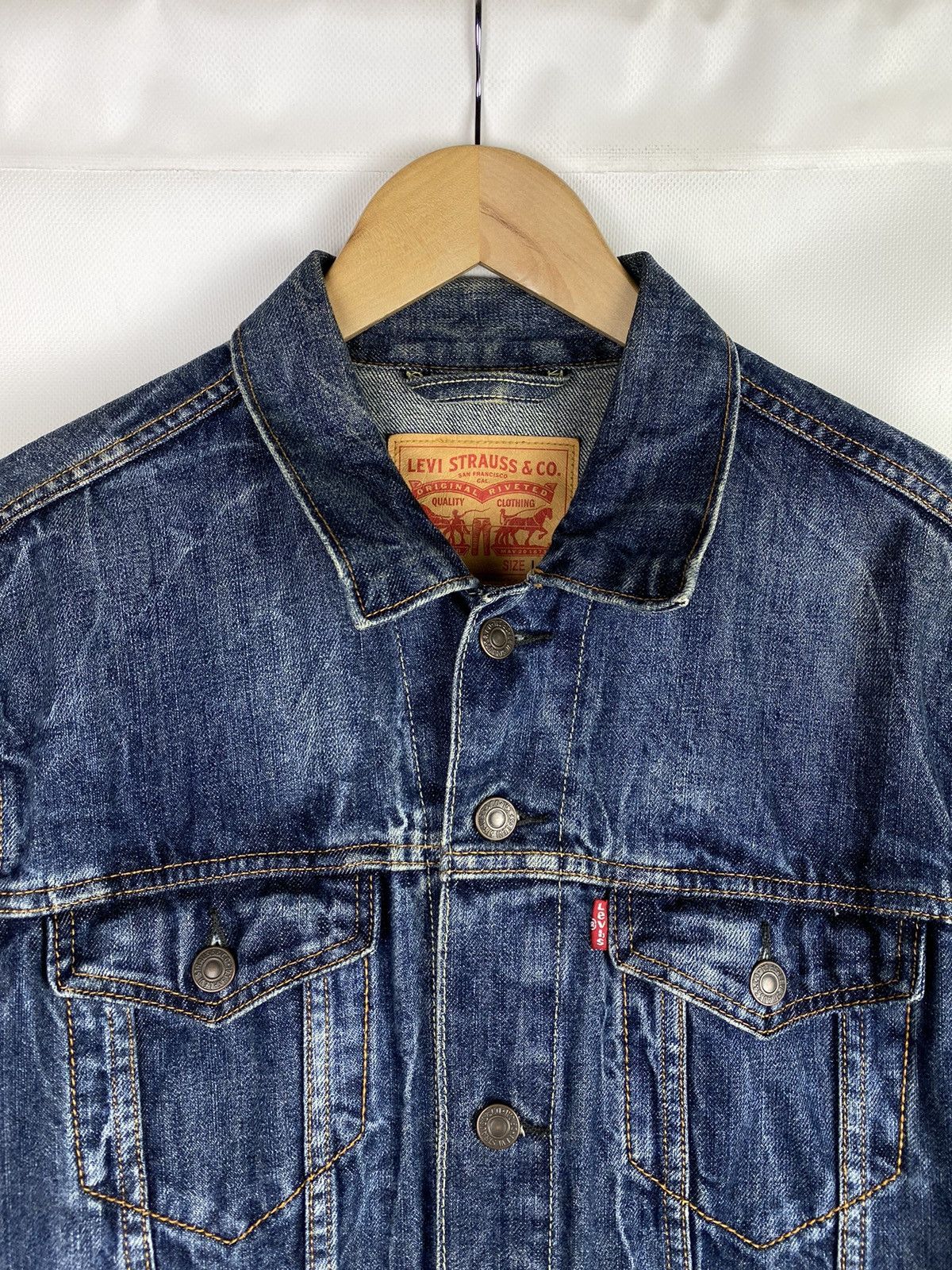 Levi's Levis men’s denim trucker jacket size L Size US L / EU 52-54 / 3 - 4 Thumbnail
