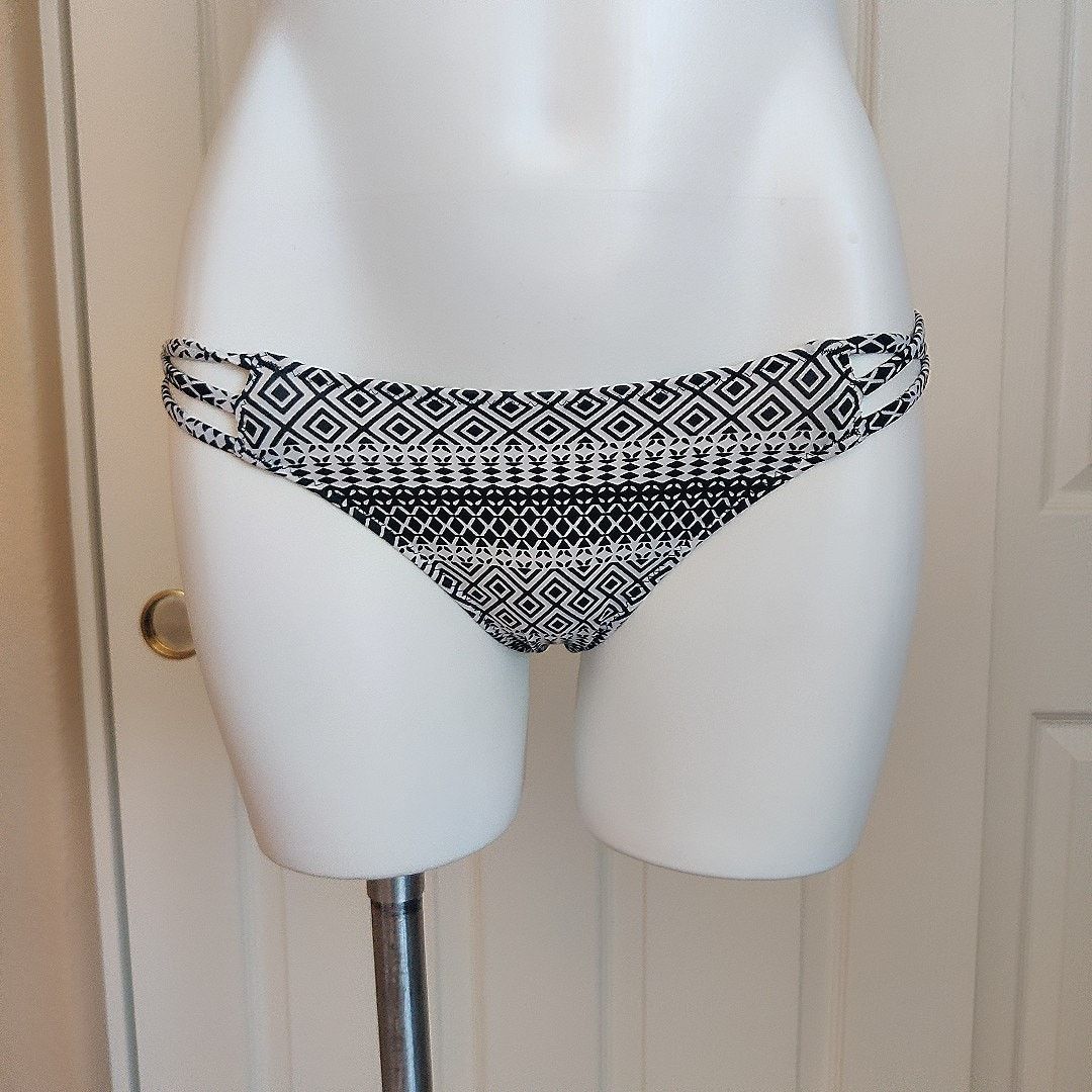 Victoria's Secret Pair of The Strappy Cheeky bikini bottoms sz S Size ONE SIZE - 7 Thumbnail