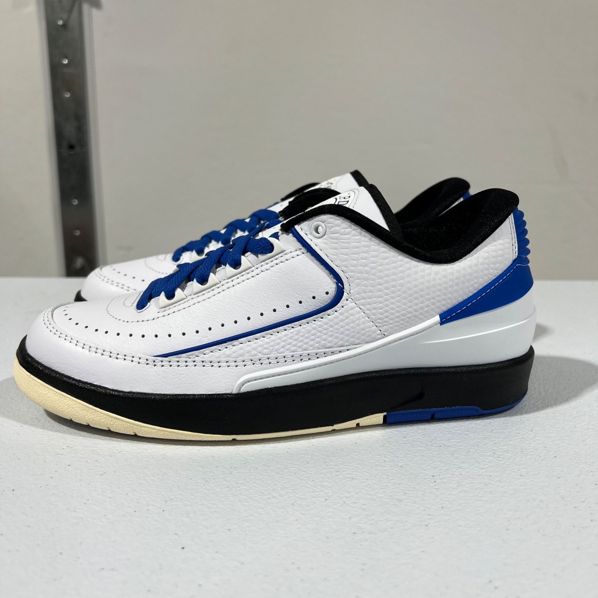 Jordan Brand NIB NIKE WOMENS AIR JORDAN 2 RETRO LOW VARSITY ROYAL SZ 6 Size US 6 / IT 36 - 5 Thumbnail