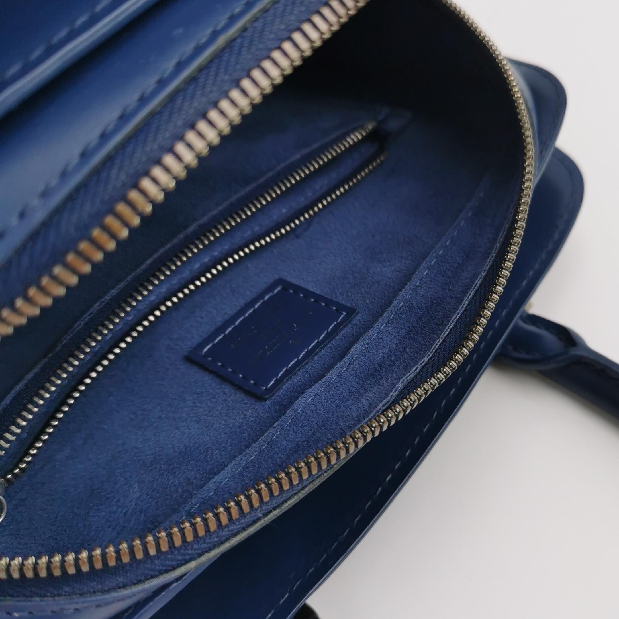 Louis Vuitton Louis Vuitton (LV) Pont Neuf leather solid color water ripp Size ONE SIZE - 6 Thumbnail