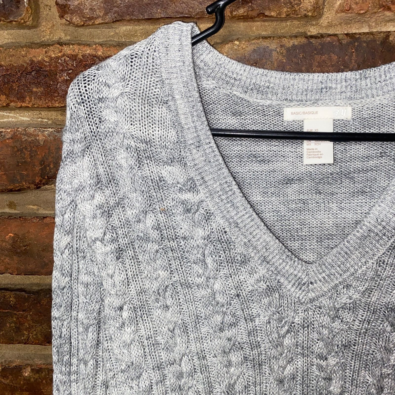 H&M H&M Gray Cable Knit V-Neck Pullover Long Sleeve Sweater XS Size XS / US 0-2 / IT 36-38 - 2 Thumbnail