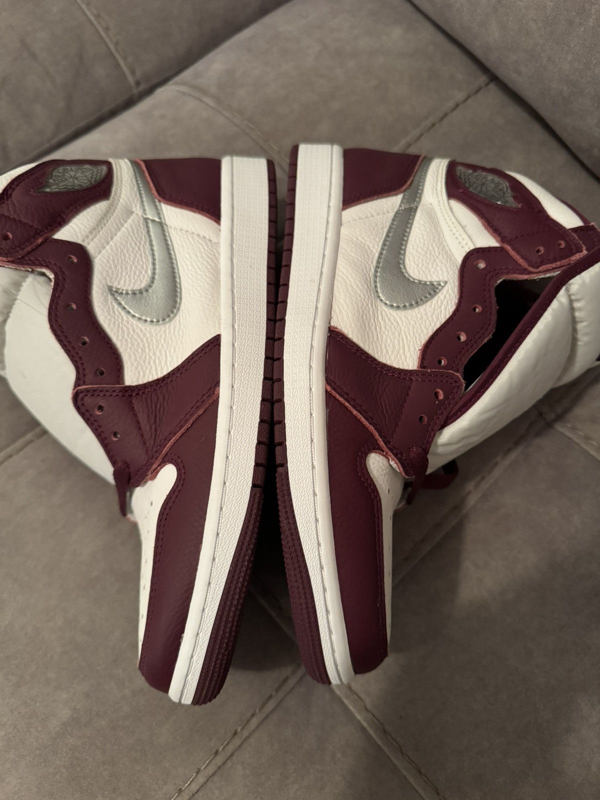 Nike NIKE AIR JORDAN 1 555088-611 “BORDEAUX. US9 new no box condi Size US 9 / EU 42 - 5 Thumbnail