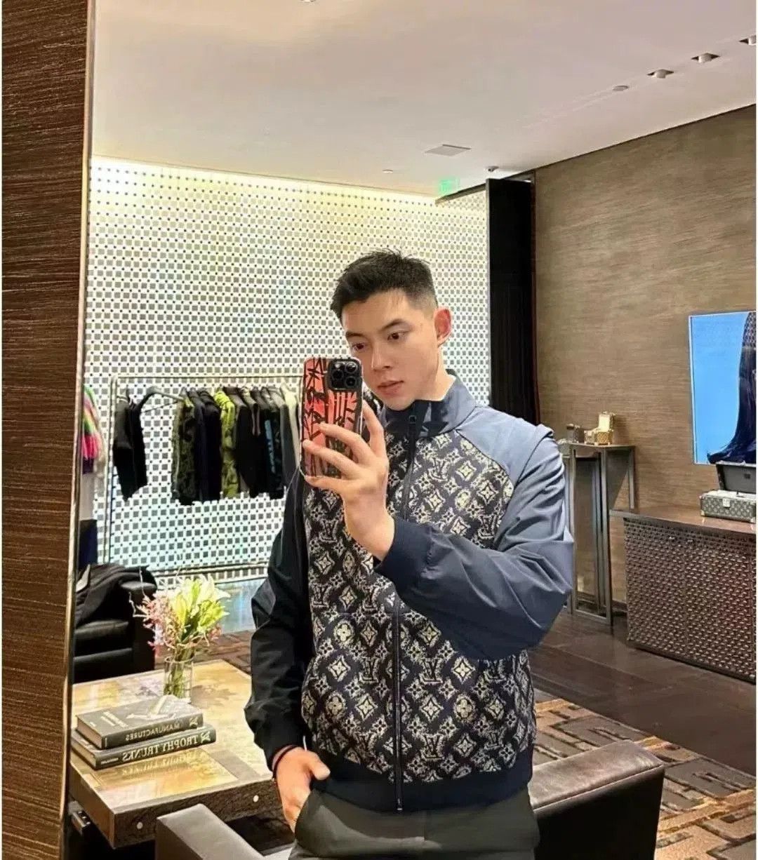 Louis Vuitton LV New Men's Top XL. Size US XL / EU 56 / 4 - 4 Thumbnail