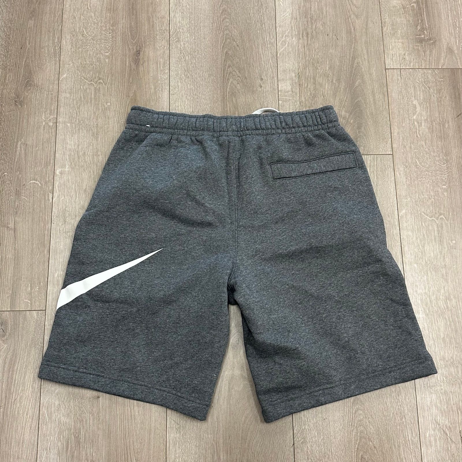 Nike Nike Sportswear Club Fleece graphic shorts Gray Swoosh Logo Size US 30 / EU 46 - 4 Thumbnail