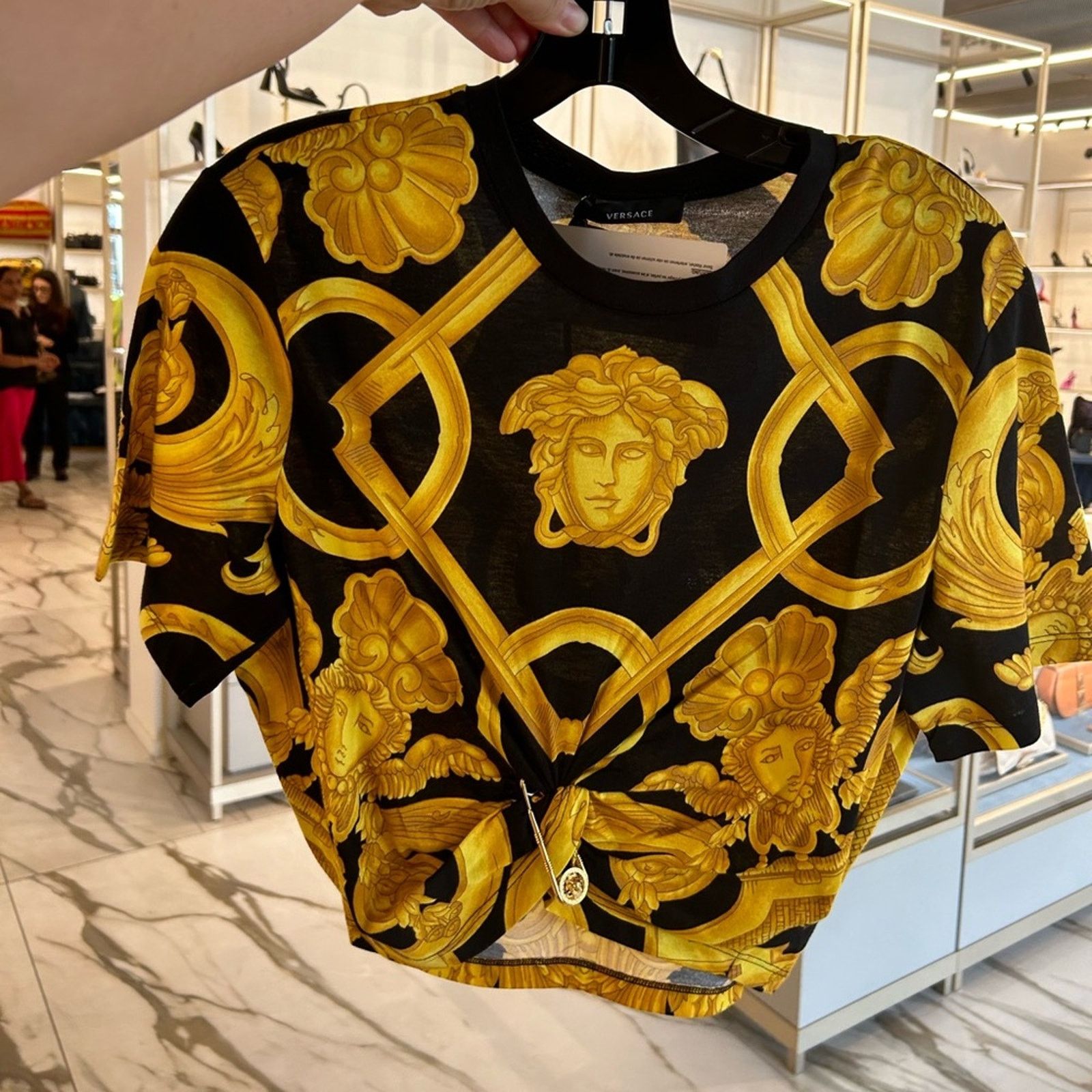 トップス Versace baroque Medusa T shirt Versace baroque crop T-shirt with Medusa pin