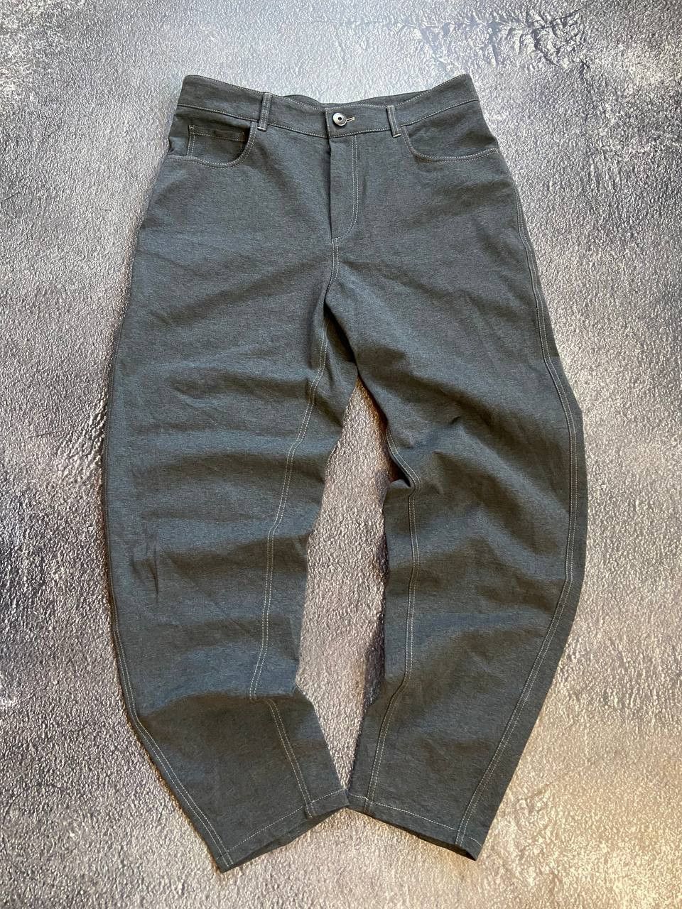 Brunello Cucinelli runello Cucinelli Grey Curved Leg Trousers Size 30" / US 8 / IT 44 - 1 Thumbnail