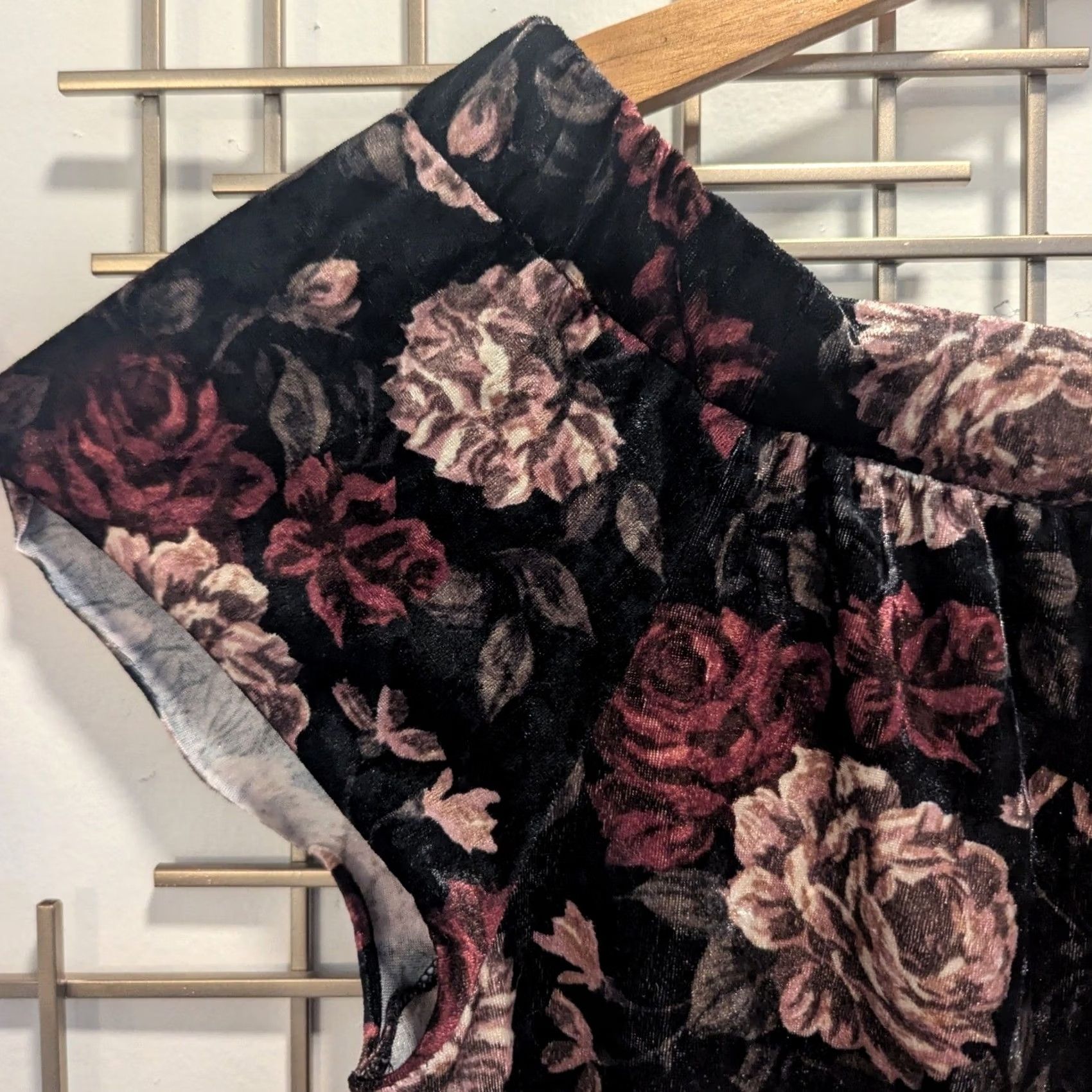 Vintage A. Byer Black Floral Velvet Off Shoulder Cap Sleeve Top Women's L Velvet Off Shoulder Shirt Size L / US 10 / IT 46 - 4 Thumbnail