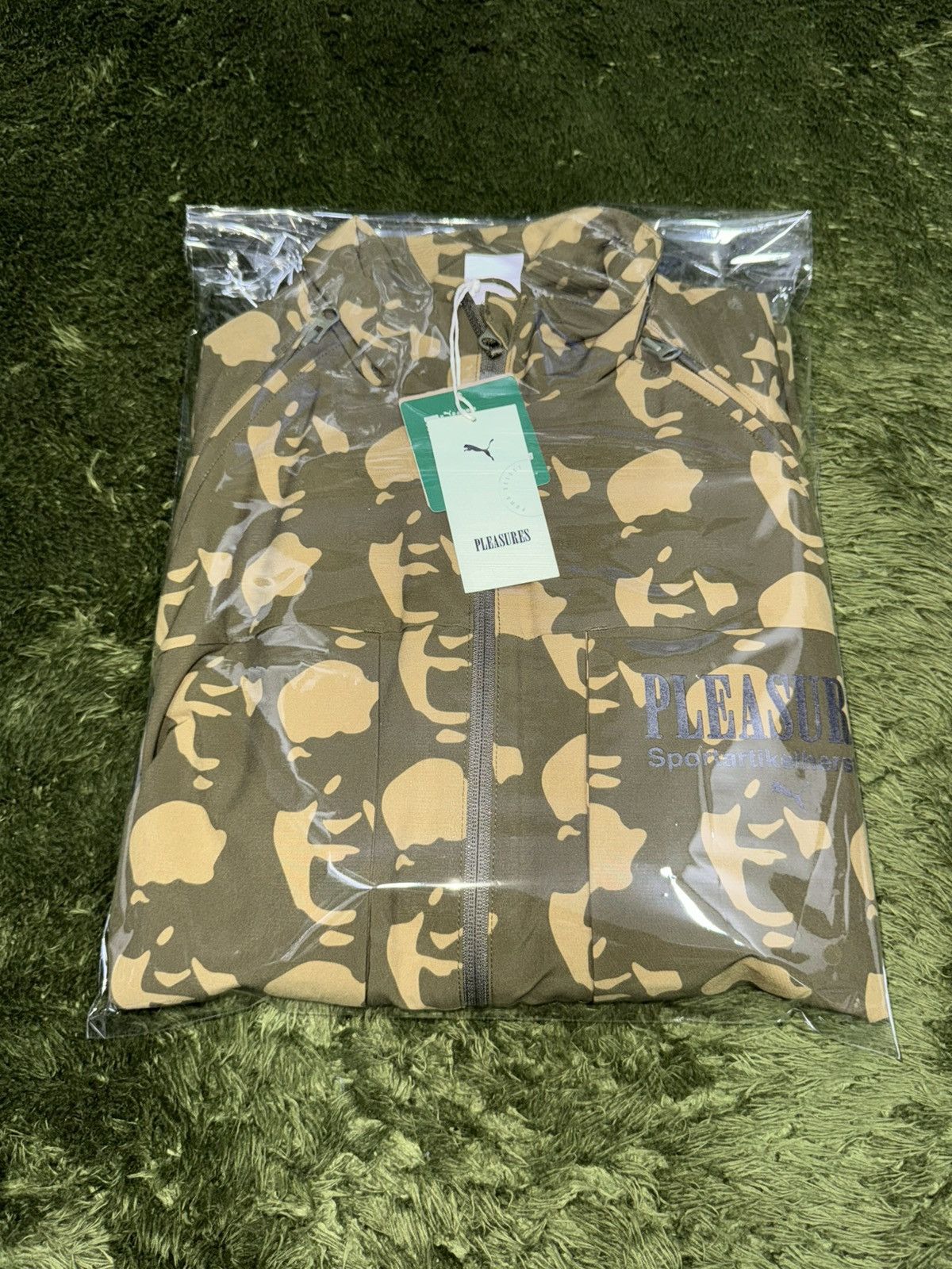 Pleasures × Puma [M] Pleasures x Puma 2-in-1 Camo Jacket Size US M / EU 48-50 / 2 - 10 Thumbnail