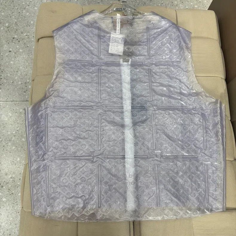 Louis Vuitton Louis Vuitton 21 Spring/Summer Show Inflatable Vest Size US M / EU 48-50 / 2 - 2 Thumbnail