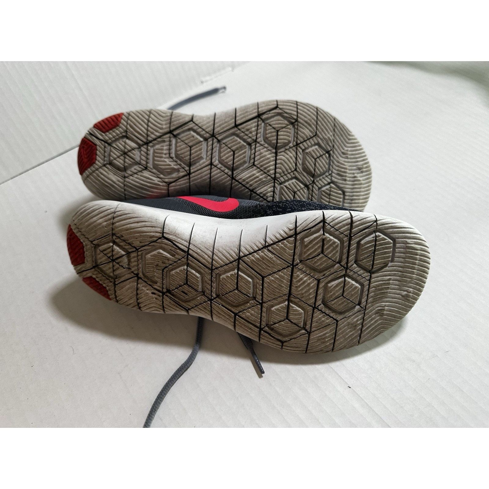 Nike Nike Flex Contact Running Shoe Grey/Red SZ7Y Sneakers Sporty Size US 7 / EU 40 - 13 Thumbnail