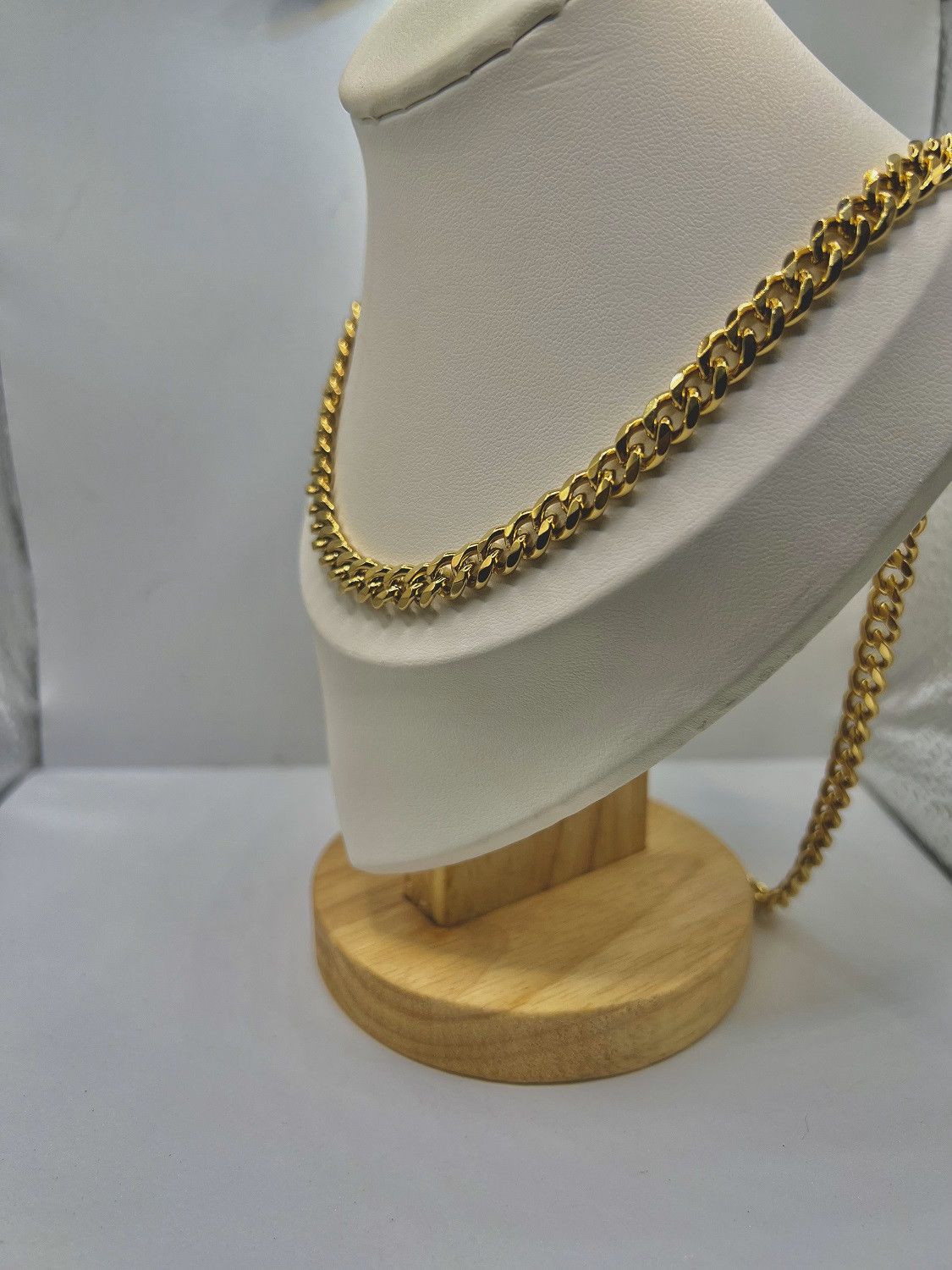 Jewelry Gold Cuban Chain Necklace Size ONE SIZE - 2 Thumbnail