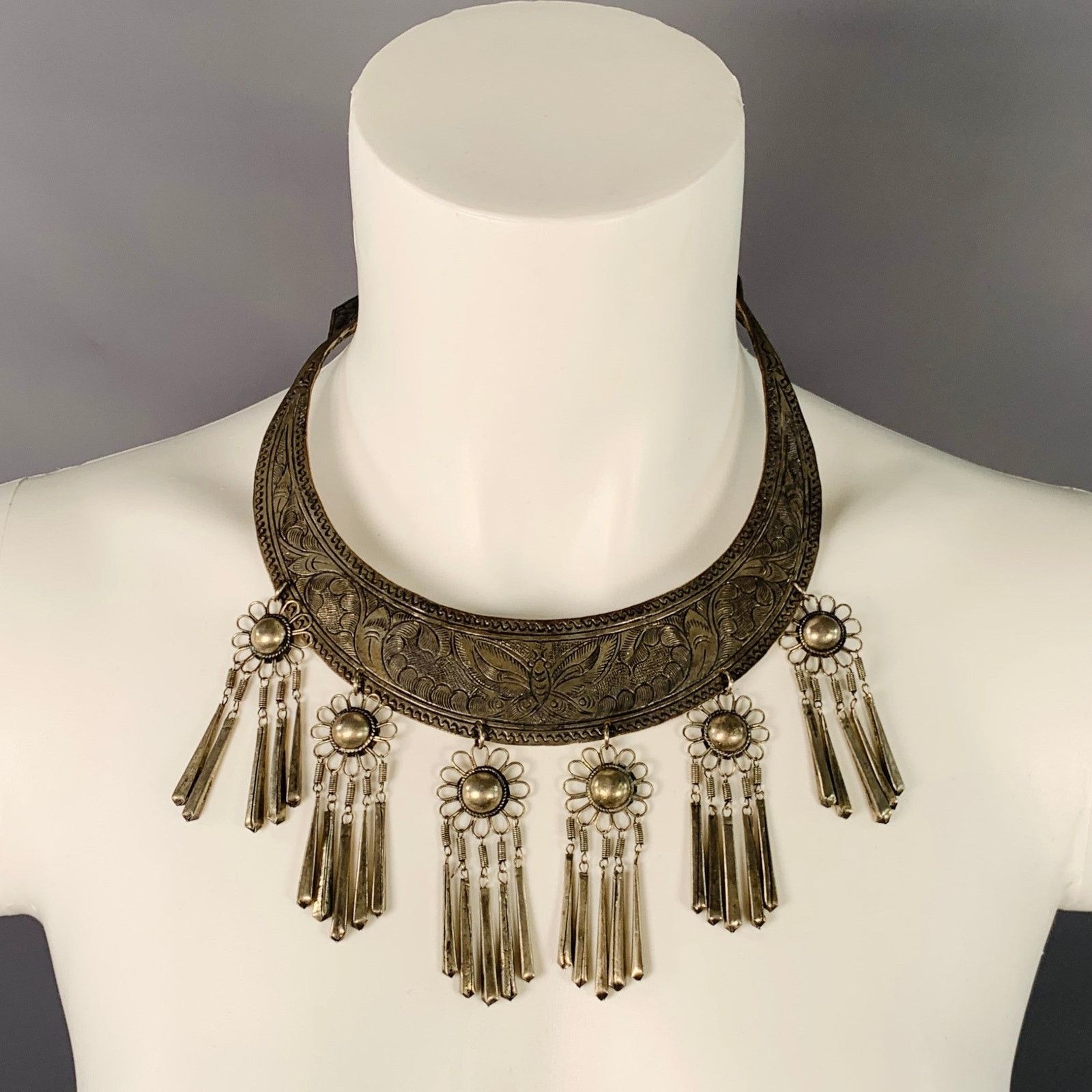 Vintage VINTAGE Silver Embossed Metal Butterfly Flowers Necklace Size ONE SIZE - 2 Thumbnail