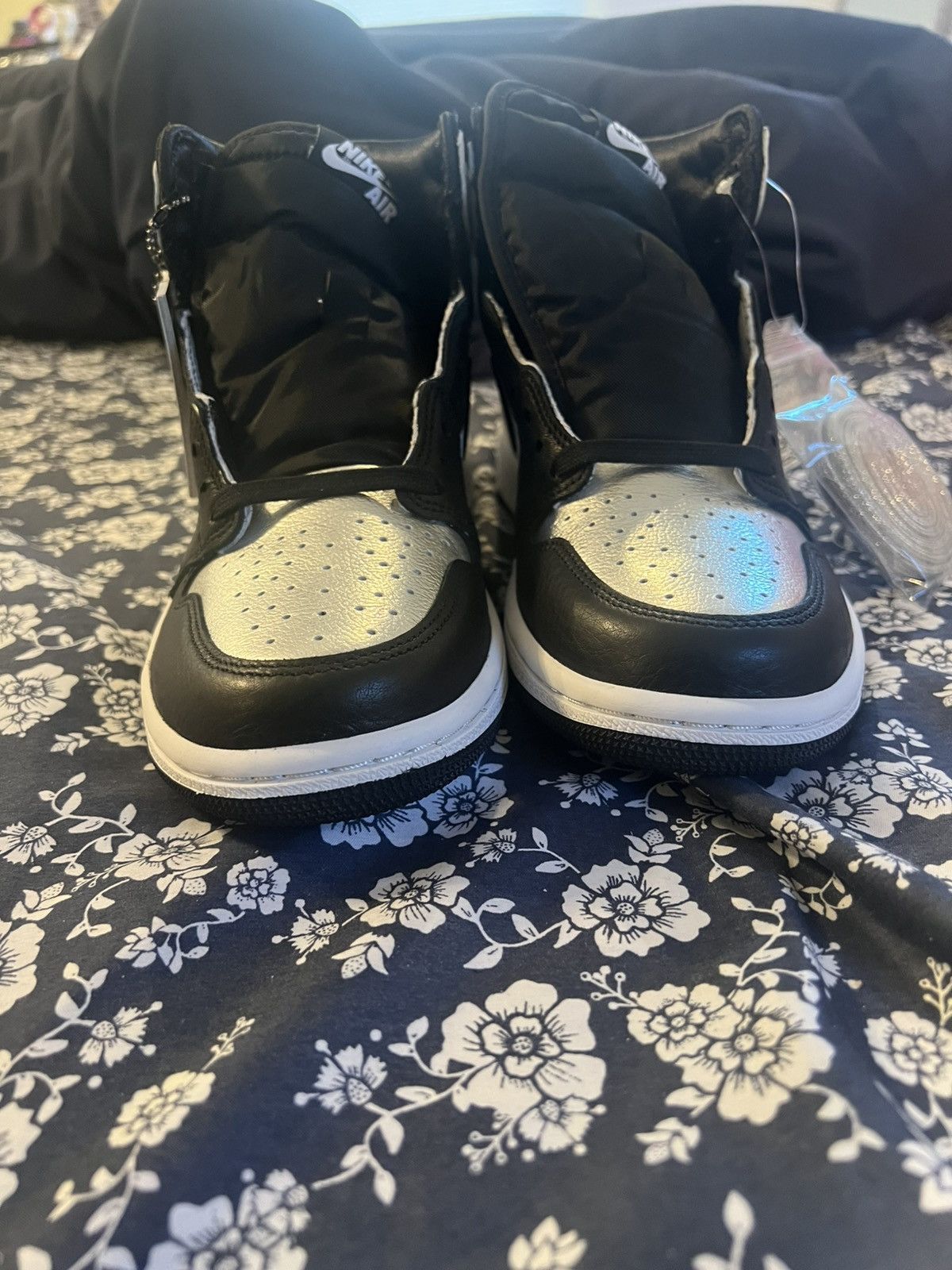 Nike Wmns Jordan 1 Retro High OG Silver Toes Size US 7 / IT 37 - 3 Thumbnail
