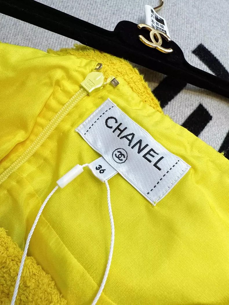 Chanel Chanel 22s bright yellow two-pocket skirt short skirt Size 24" / US 00 / IT 34 - 4 Thumbnail