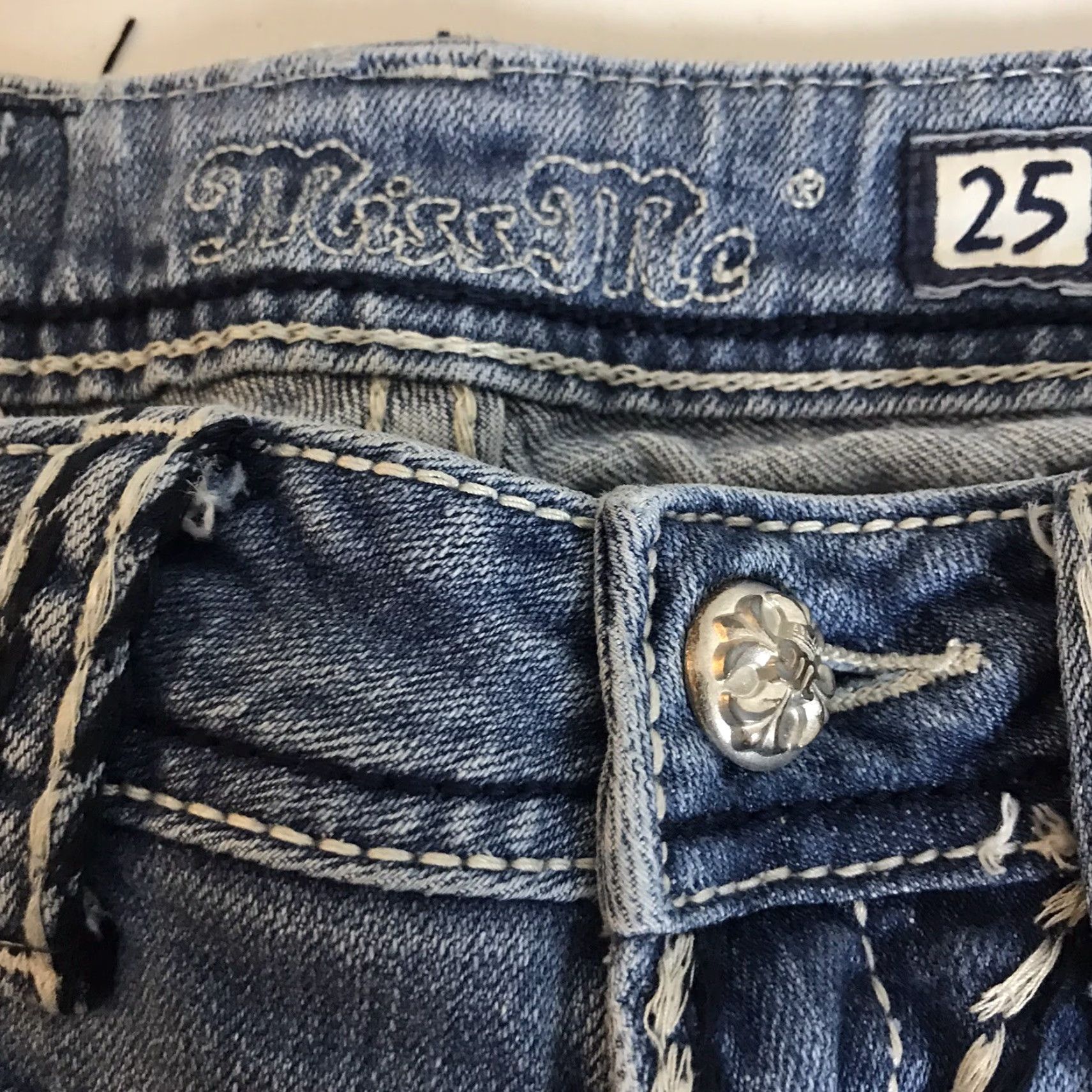 Miss Me Miss Me Capri Jeans Thick Stitch Jeweled Flap Pocket Signature Light Wash 25 Womens Capri Jeans Distressed Denim Size 42" / US 20 - 7 Thumbnail