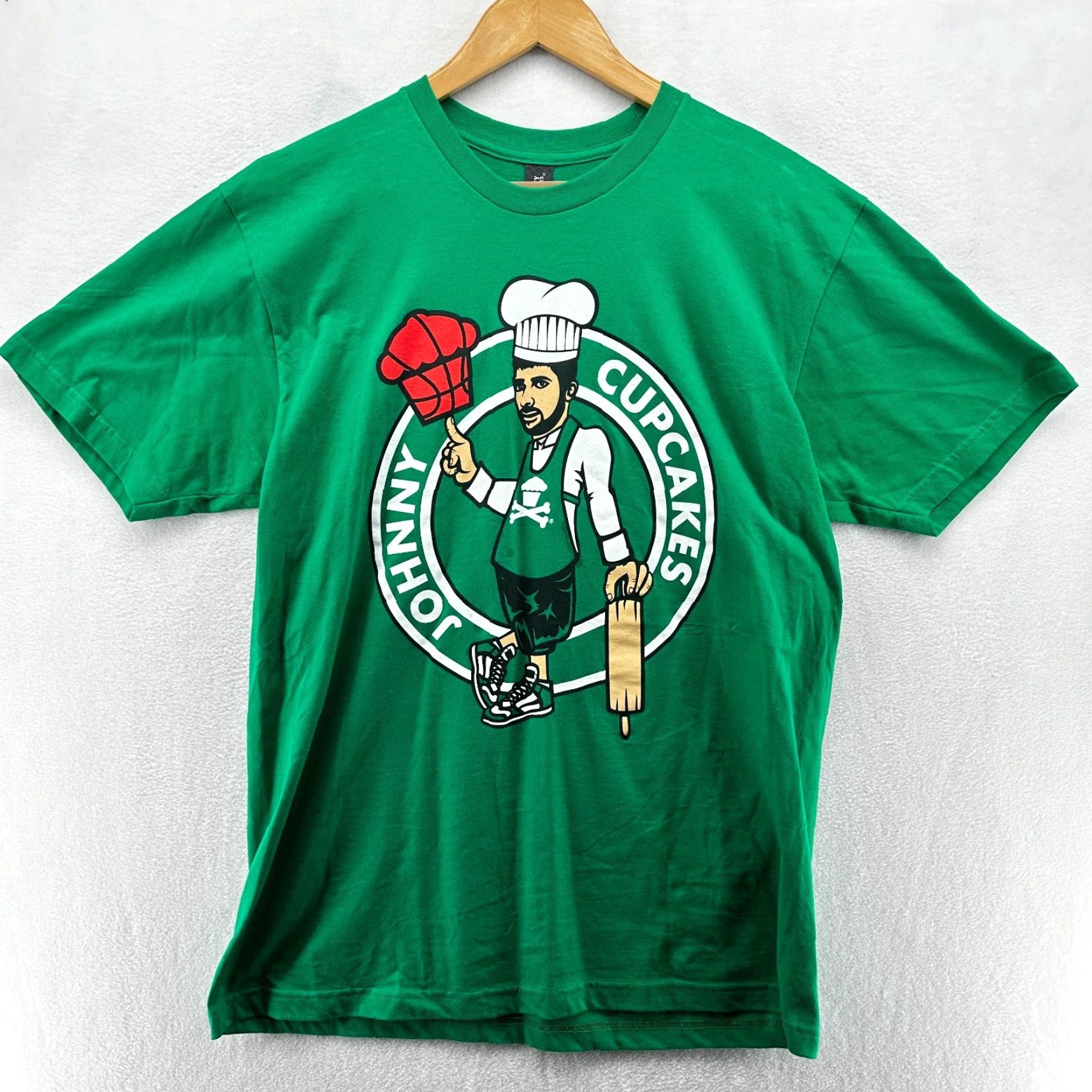 Johnny Cupcakes Johnny Cupcakes Football Graphic T-Shirt Boston Celtics Shirt Men Large Green 100% Cotton Size US L / EU 52-54 / 3 - 4 Thumbnail