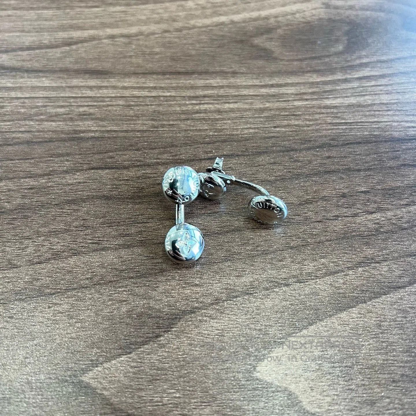 Louis Vuitton Louis Vuitton LV Logo Silver Unisex Earrings. Size ONE SIZE - 2 Thumbnail