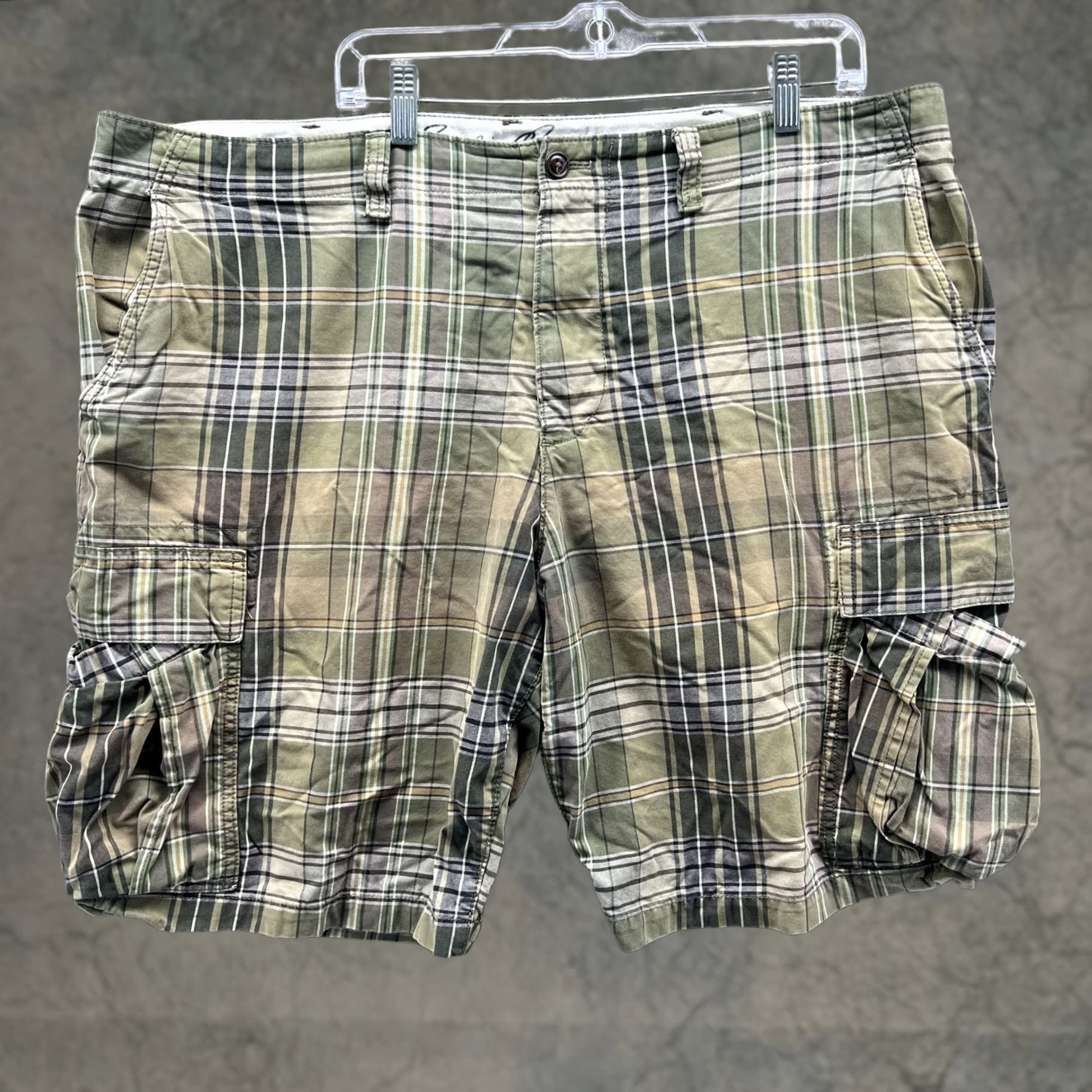 Eddie Bauer Eddie Bauer Cargo Shorts Mens 42 Green Plaid Cotton 11 Inseam Casual Pockets Size US 42 / EU 58 - 1 Thumbnail