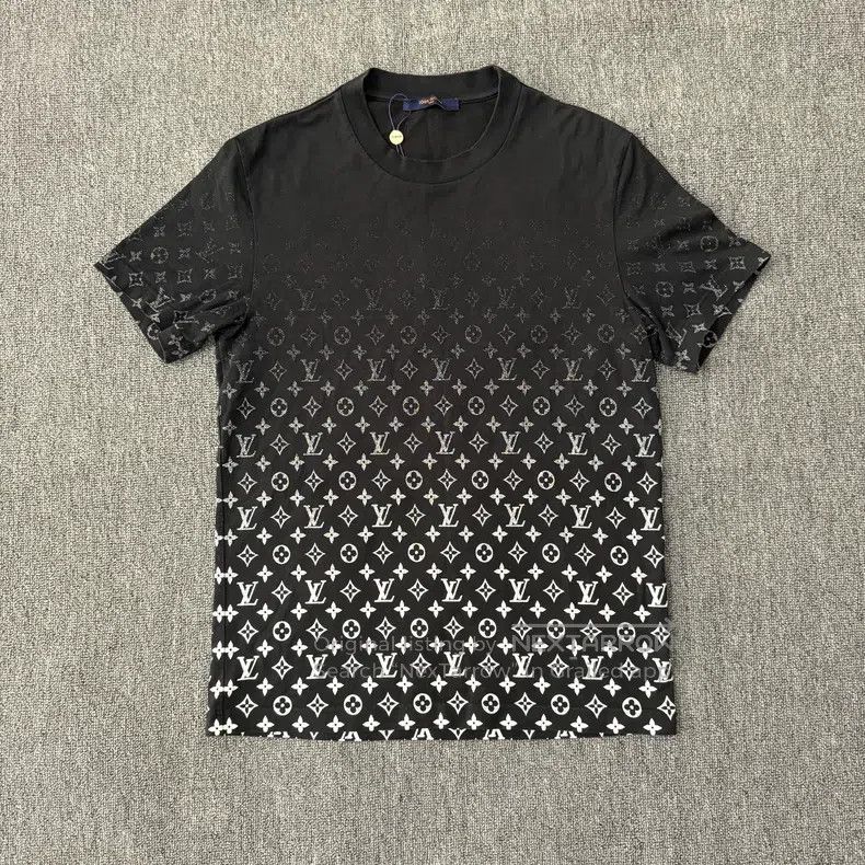 Louis Vuitton Louis Vuitton Full LOGO-printed gradient printed round nec Size US M / EU 48-50 / 2 - 1 Thumbnail