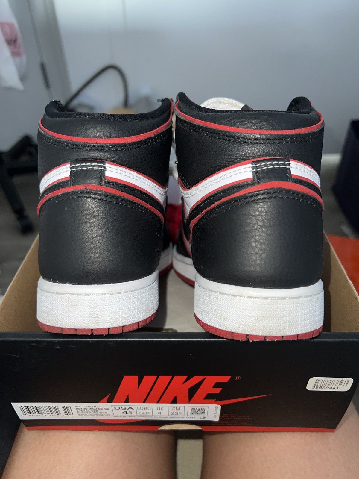 Nike Air Jordan 1 retro high og "bloodline" (GS) Size US 4.5 / IT 34.5 - 5 Thumbnail
