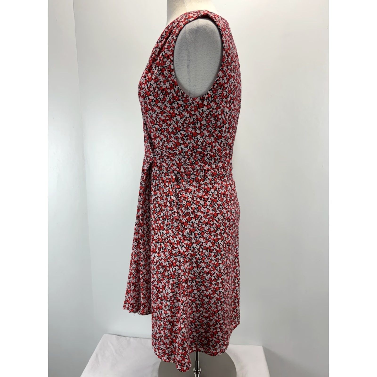 Ralph Lauren Lauren Ralph Lauren Dress Women 8 Sleeveless Red Floral Crepe Ditsy Knee V-Neck A-Line Party Casual Size M / US 6-8 / IT 42-44 - 2 Thumbnail