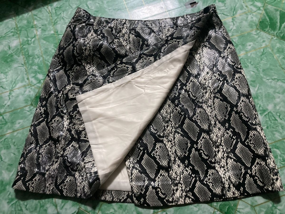 image of H&M Mini Skirt Snacks Genuine Leather in Black/White, Women's (Size 26)