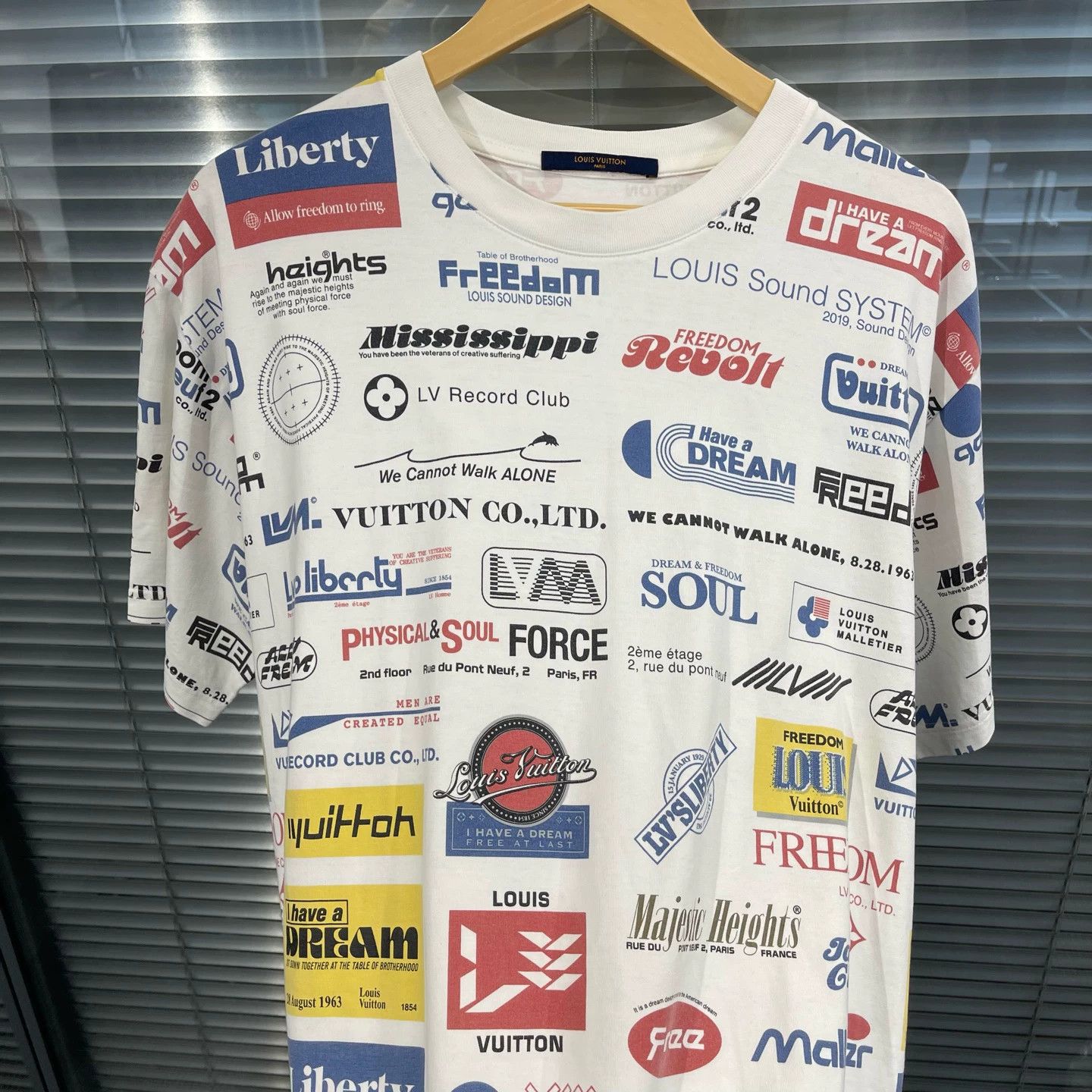 Louis Vuitton LV White Multi-Logo Allover Print T-Shirt XXL Size US XXL / EU 58 / 5 - 4 Thumbnail