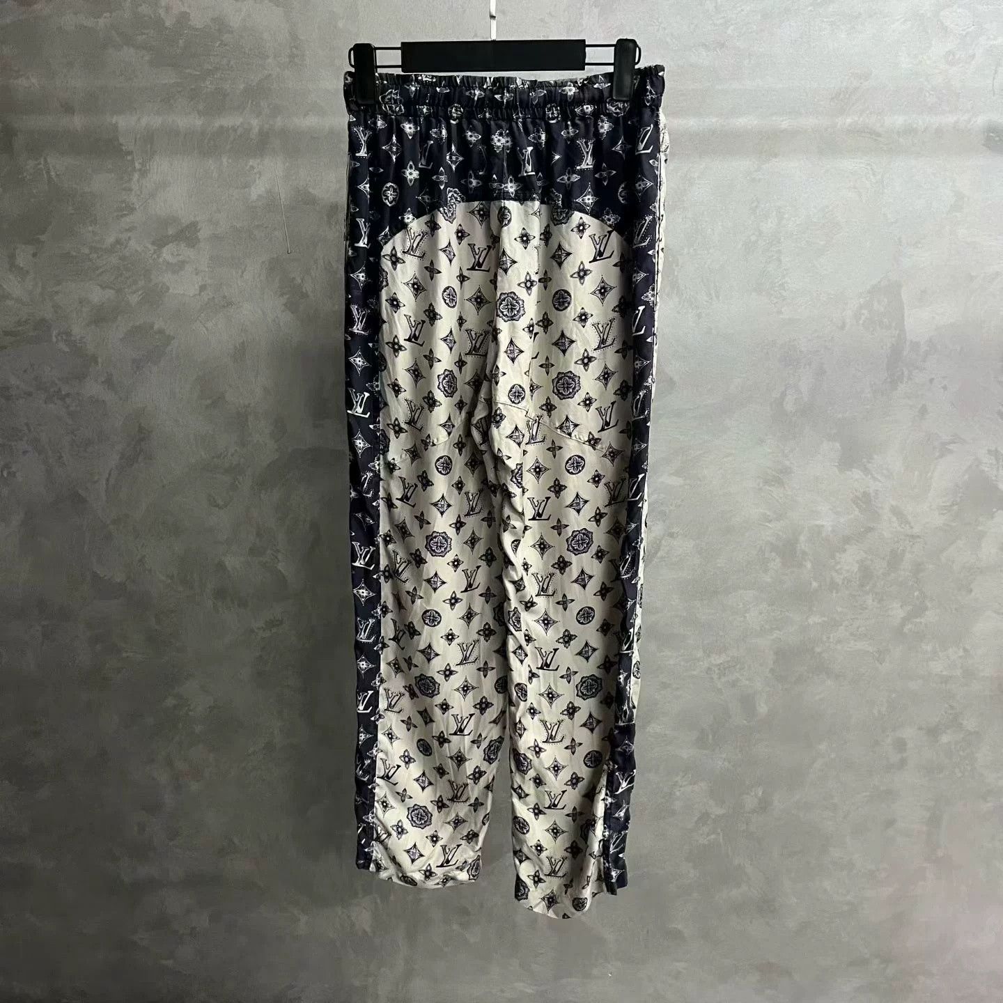 Louis Vuitton Louis Vuitton 2025 White Logo Mid-Rise Pants Size US 36 / EU 52 - 5 Thumbnail