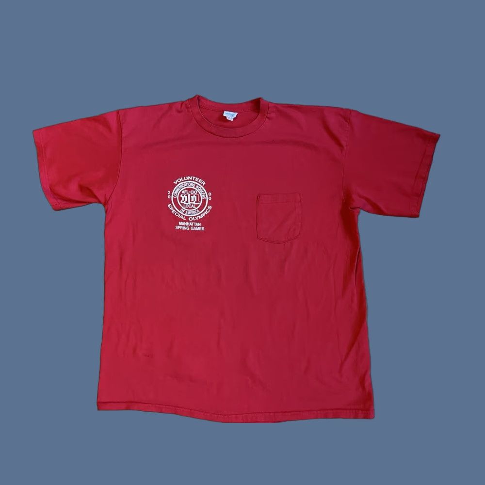 Vintage VINTAGE Manhattan Special Olympics 2000 Pocket Shirt Windjammer Men’s XL Red 90s City Retro Graphic Print T-Shirt with Pockets Mens Size US XL / EU 56 / 4 - 1 Thumbnail