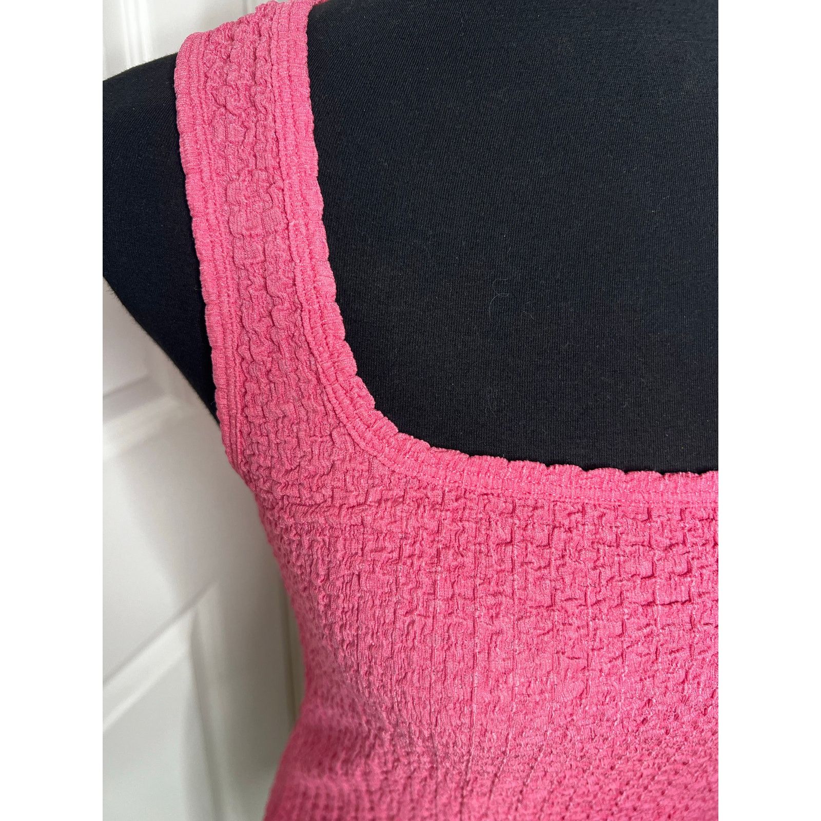 Old Navy Old Navy Pink Textured Square Neck Tank Top - Size Small Size S / US 4 / IT 40 - 2 Thumbnail