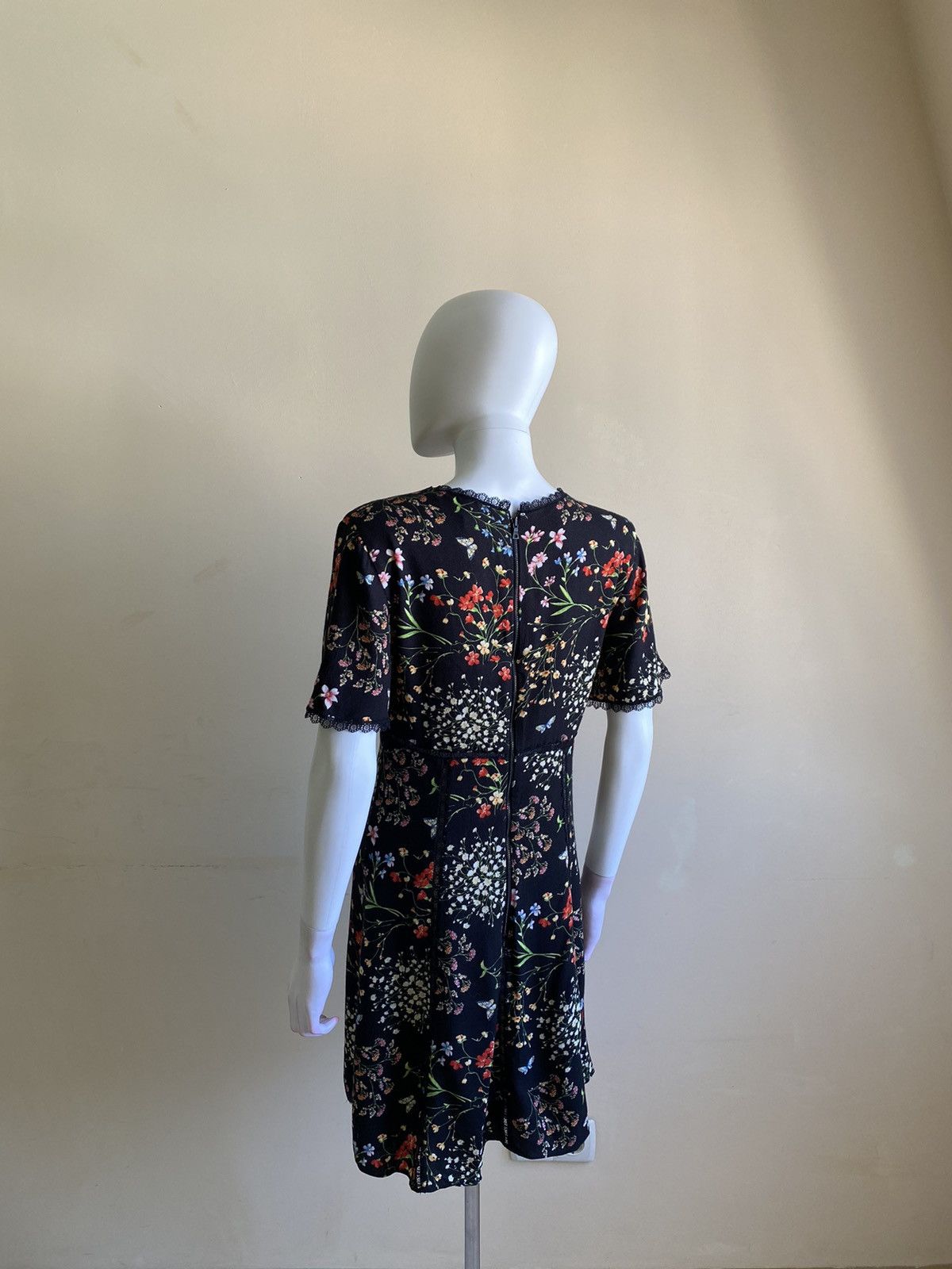Alice + Olivia Alice + Olivia Black Floral Short Sleeve V-Neck Mini Dress Size S / US 4 / IT 40 - 8 Thumbnail