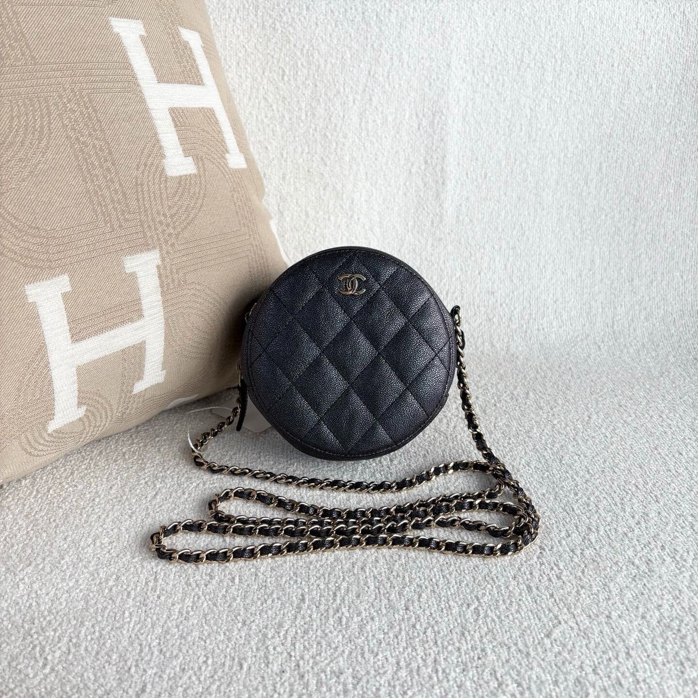 Chanel Pre-loved Bag Very good condition Size ONE SIZE - 1 Thumbnail