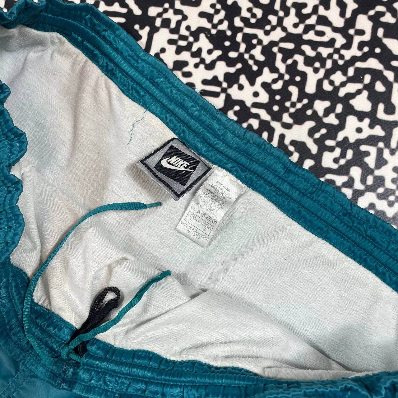 Nike Vintage 90s Nike Swoosh Logo Retro Style Sport Shorts Size US 38 / EU 54 - 11 Thumbnail