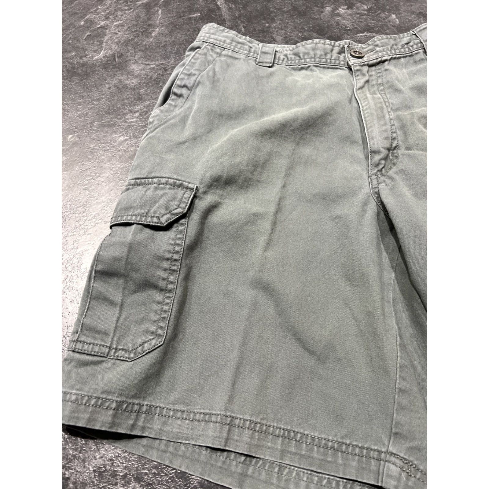 Vintage **Columbia Mens Green Gray Cargo Hiking Shorts Size 36** User: **Columbia Mens Green Gray Omni Shield Hiking Cargo Shorts Size 36** Size US 36 / EU 52 - 2 Thumbnail