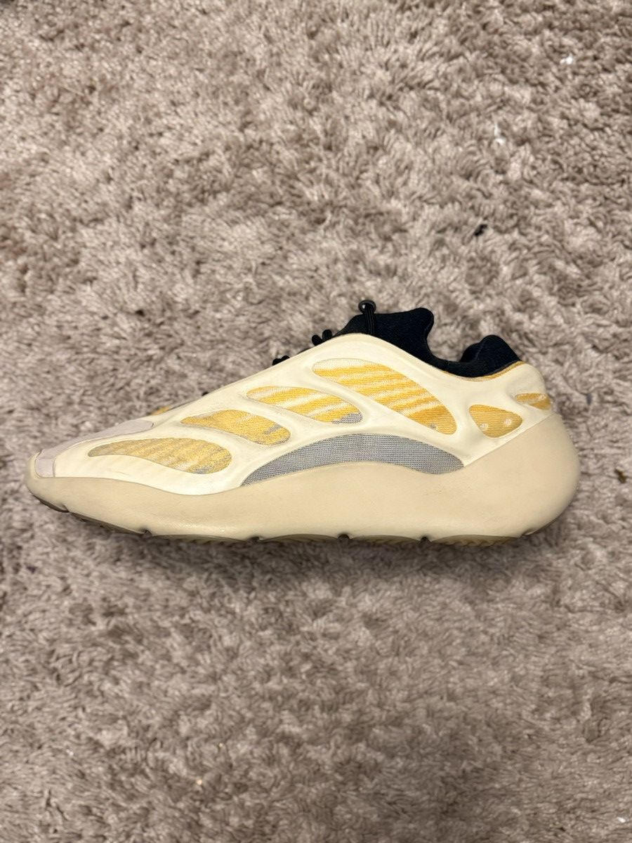 Adidas Yeezy 700 V3 Safflower Size US 12 / EU 45 - 5 Thumbnail