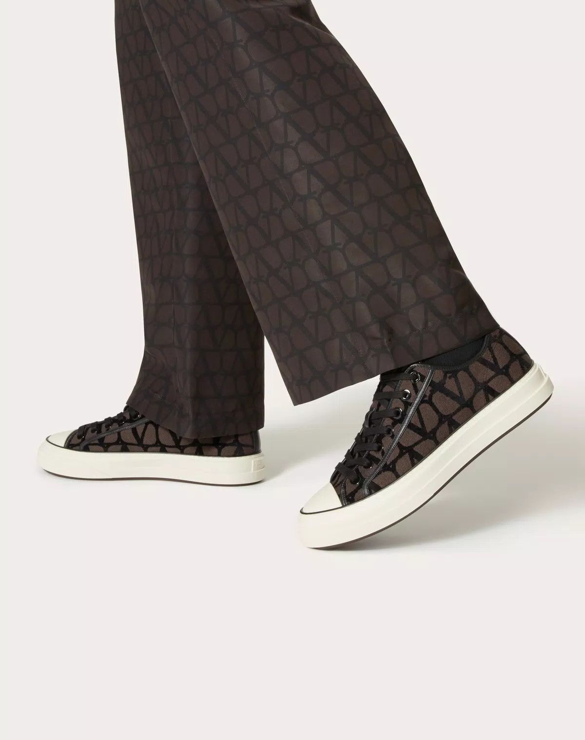Valentino oc11z0625 Toile Iconograph Totaloop Low Top Sneaker in Black Size US 11 / EU 44 - 6 Thumbnail
