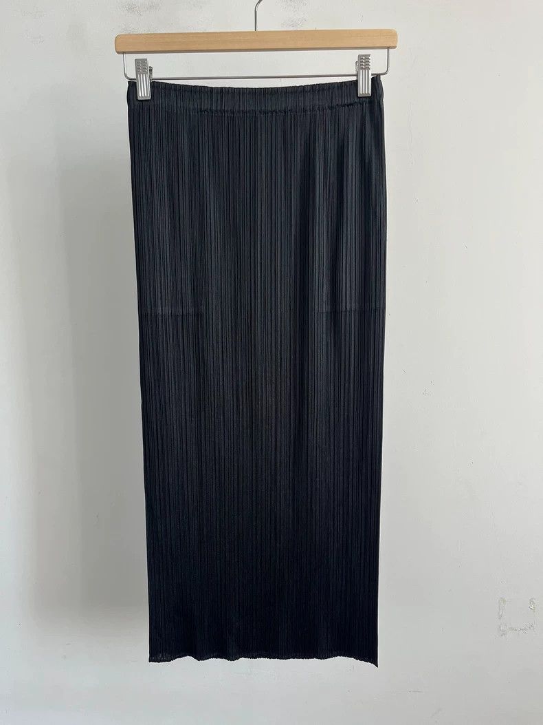 Issey Miyake Issey Miyake size:3 Black pleated skirt Size 22" - 1 Thumbnail