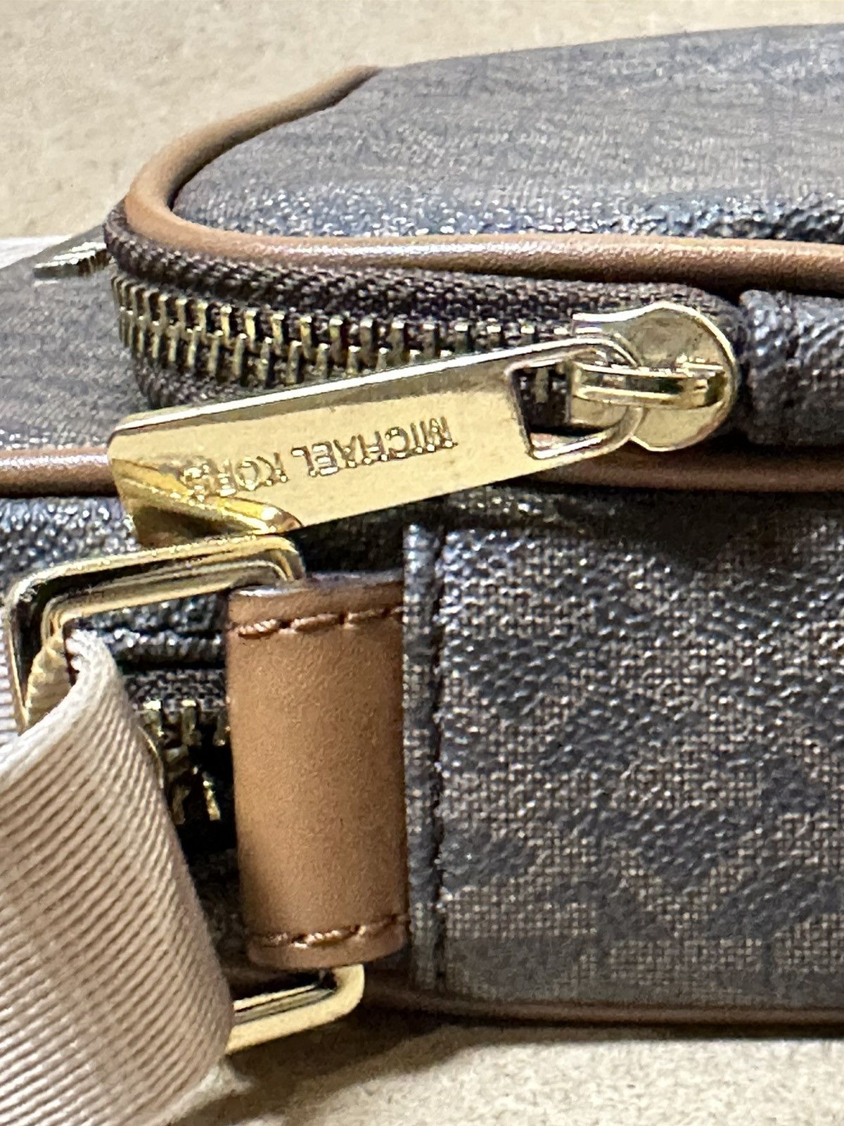 Michael Kors MICHAEL KORS SLING SLING BAG. Size ONE SIZE - 7 Thumbnail
