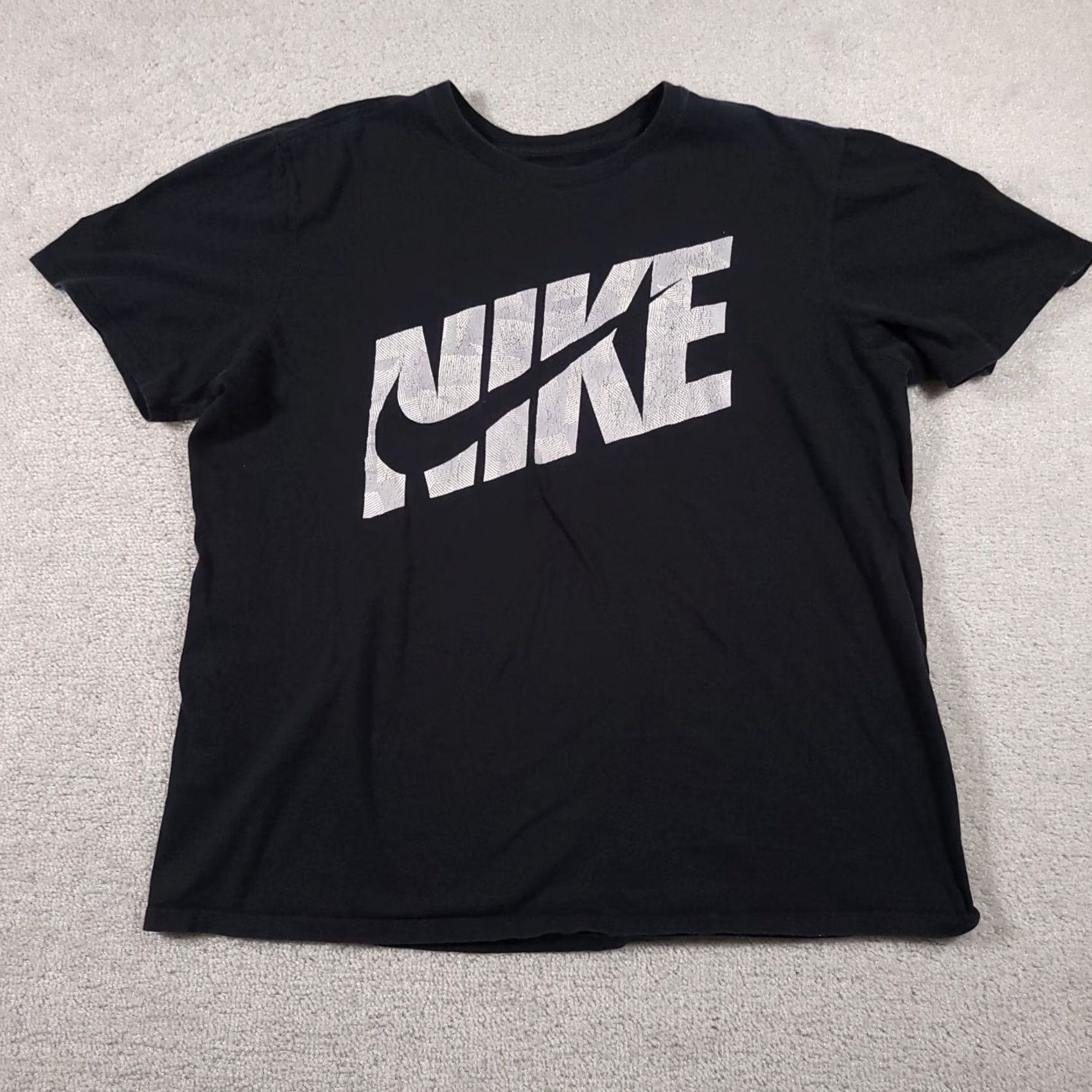 Nike Nike Tee T-Shirt Men XL Graphic Big Logo Black Swoosh Athletic Cut Grunge Size US XL / EU 56 / 4 - 2 Thumbnail