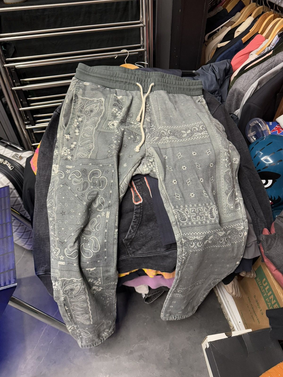 Kith Kith Grey Bandana Print Elastic Drawstring Sweatpants Medium Size US 32 / EU 48 - 1 Thumbnail