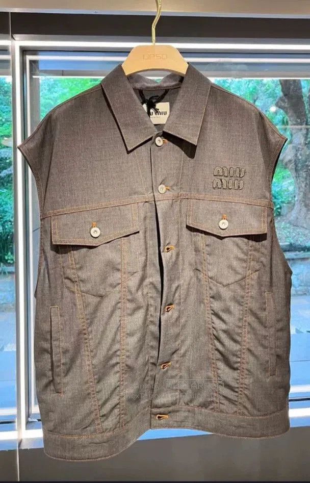 Miu Miu MiuMiu Sleeveless Vest with Logo Detail. Size S / US 4 / IT 40 - 2 Thumbnail