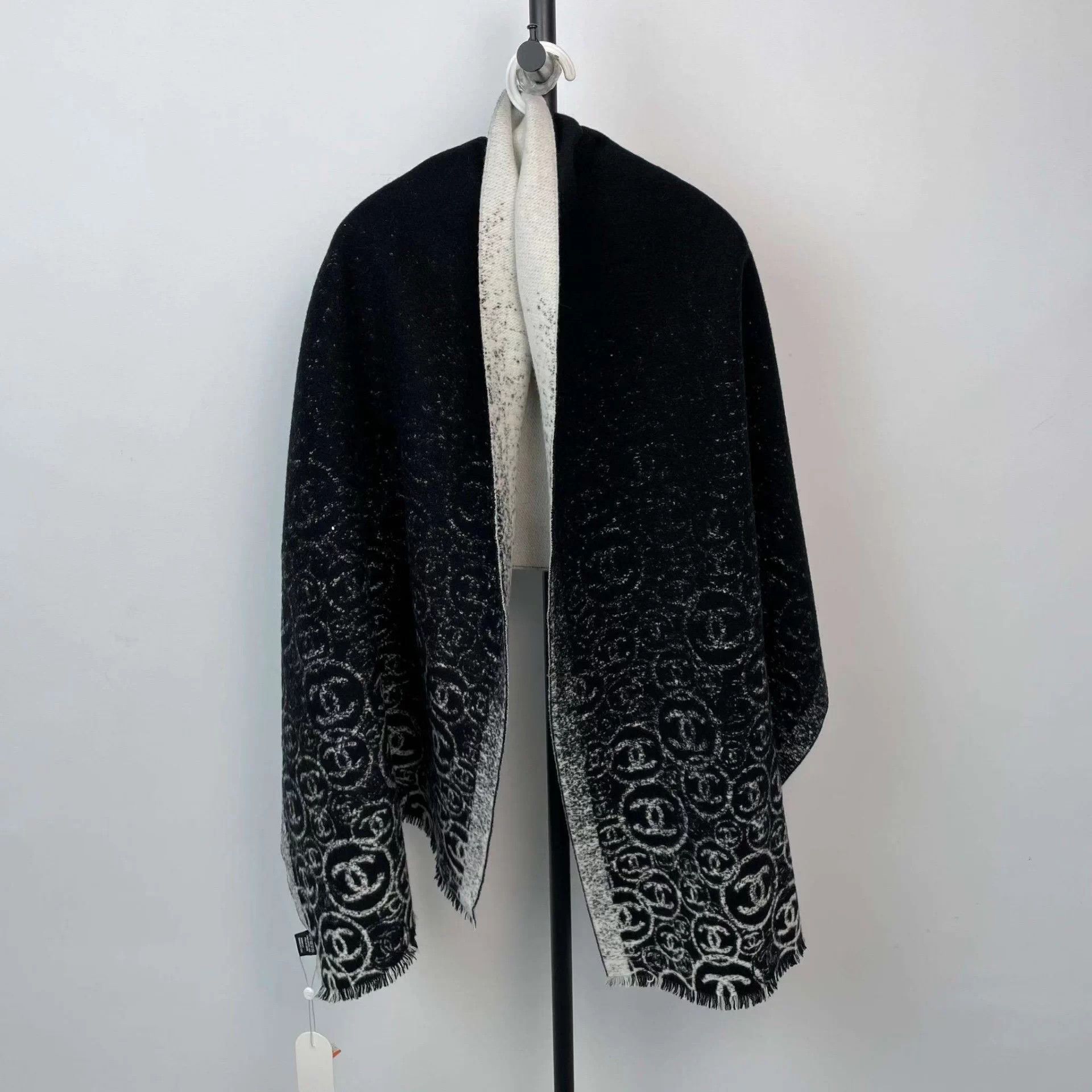 Chanel Chanel 200/70 cashmere scarf black white full print logo Size ONE SIZE - 8 Thumbnail