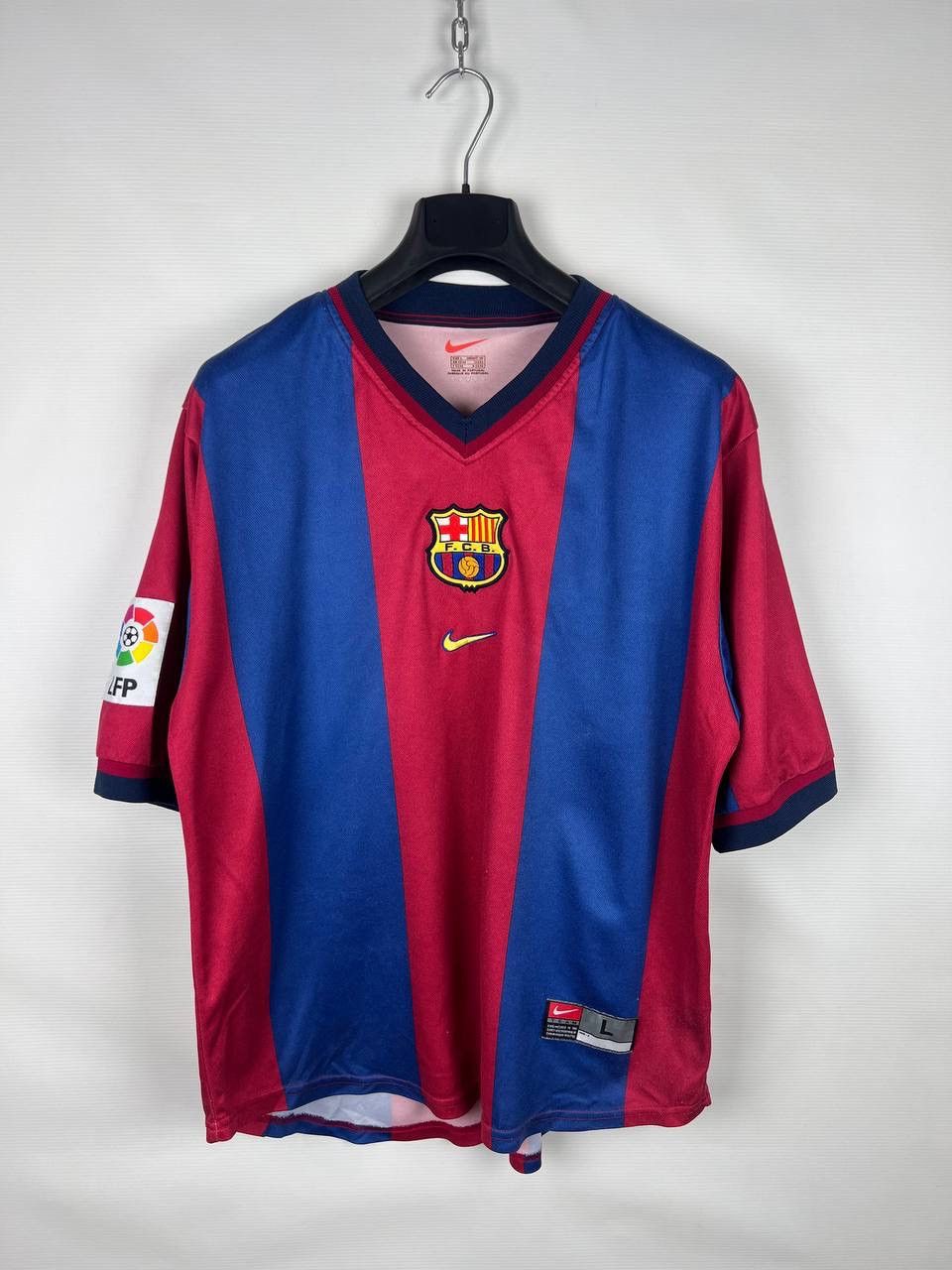 Nike Barcelona 1998/99 Nike jersey vintage t-shirts size L Size US L / EU 52-54 / 3 - 1 Thumbnail